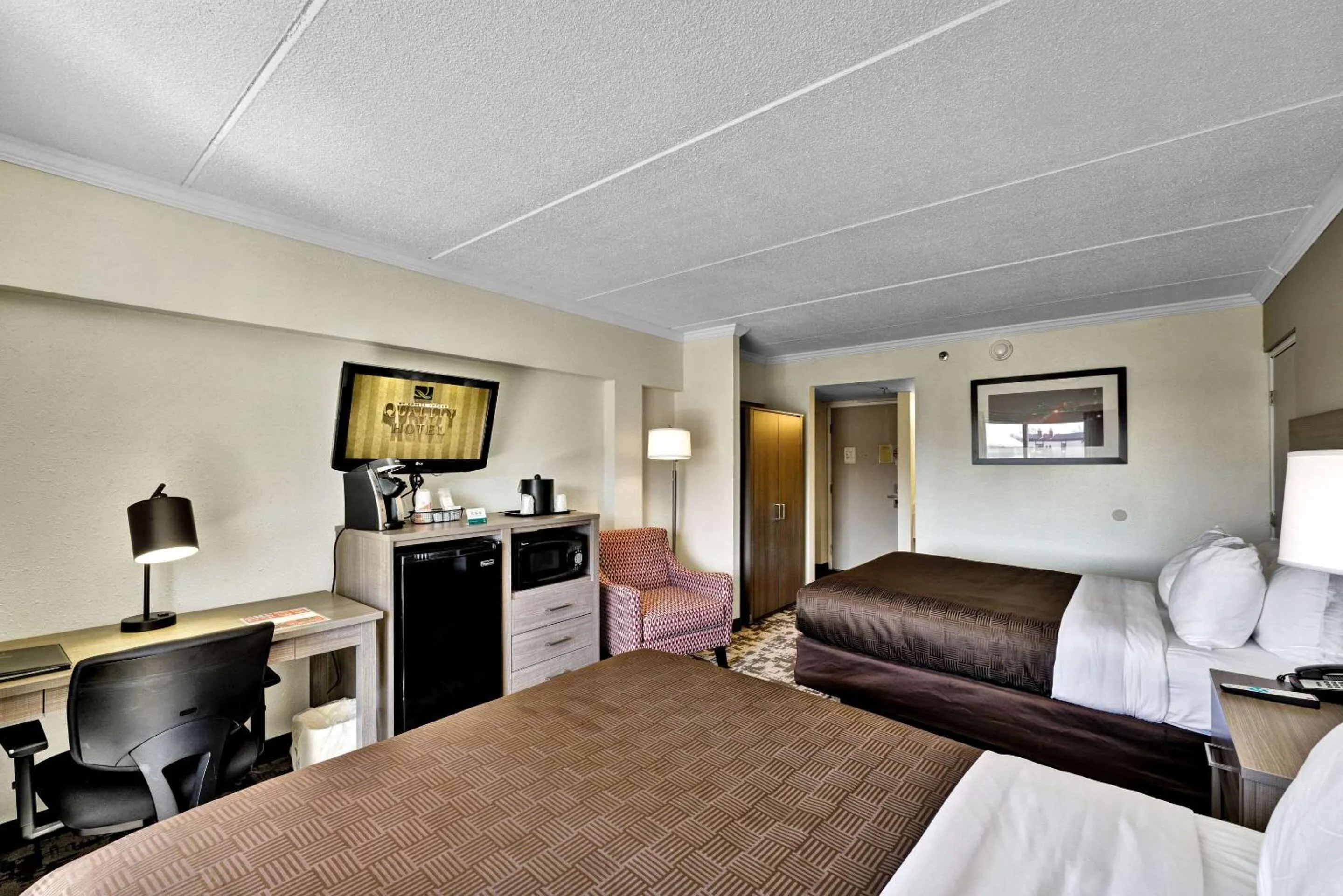 Queen Room with 2 Queen Beds - Non-Smoking in Quality Hotel & Suites At The Falls