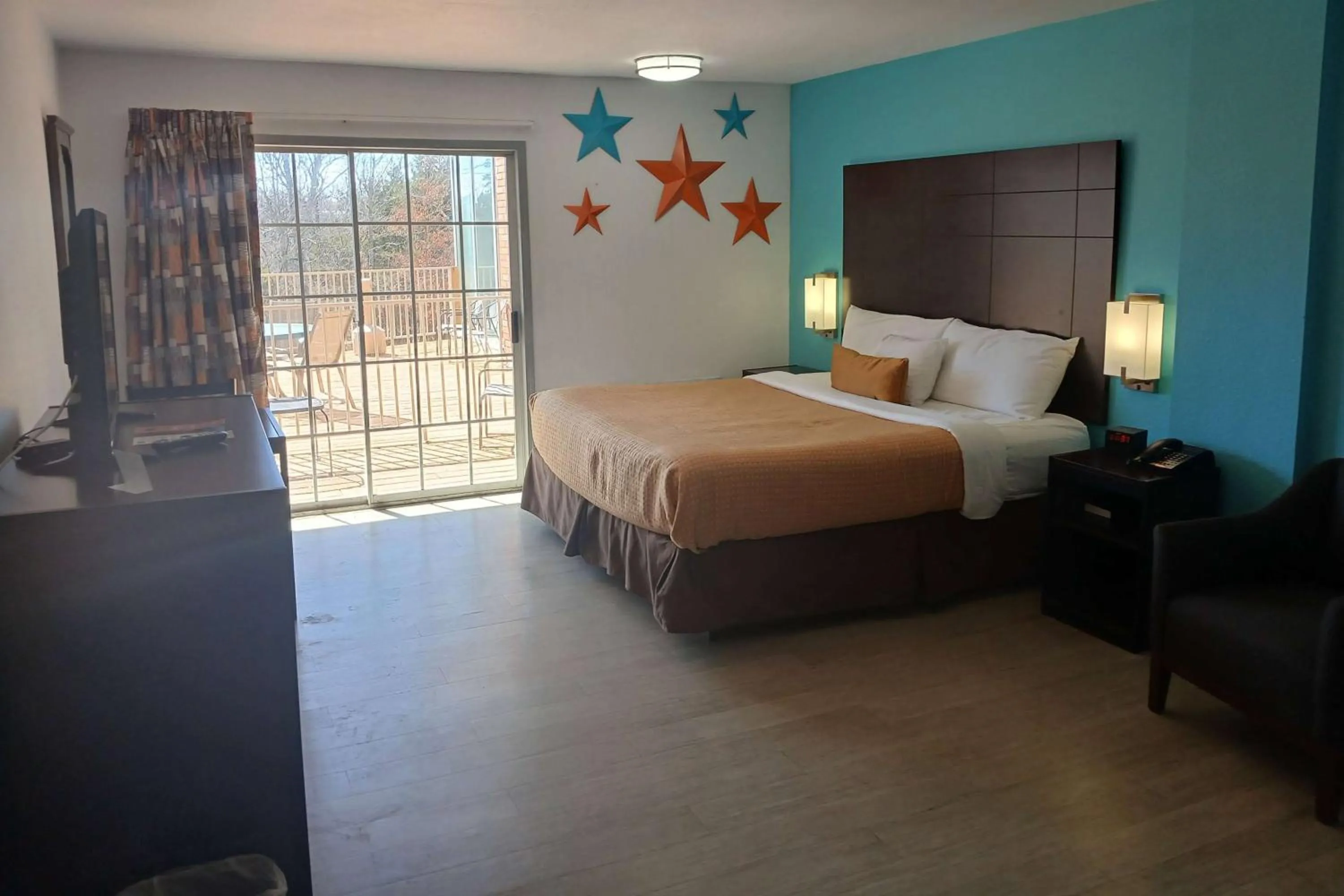 Superior King Room with Patio and Interior Hall - Non-Smoking in Howard Johnson by Wyndham Branson Theatre District