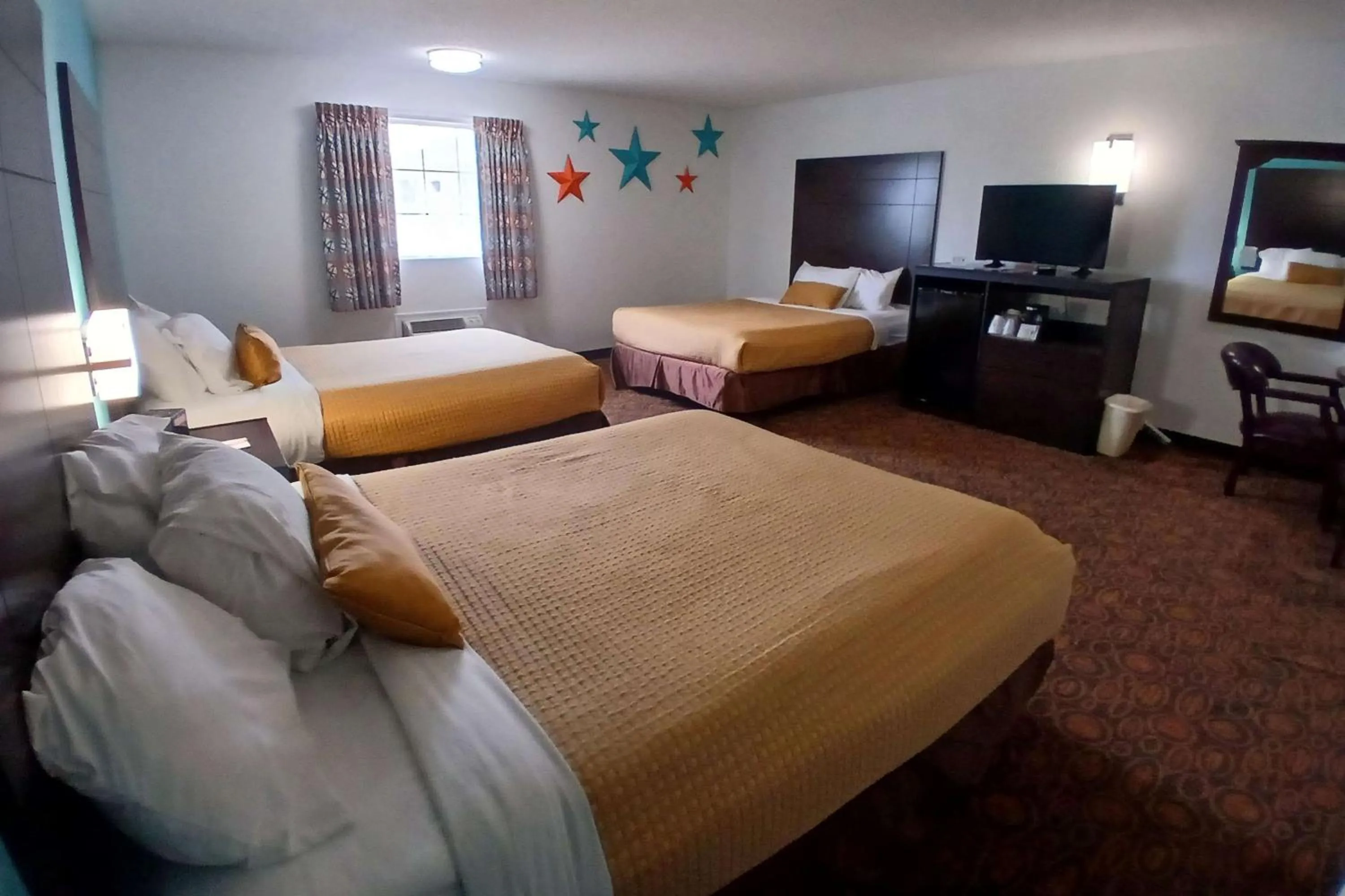 Deluxe Queen Room with Interior Hall - Non-Smoking in Howard Johnson by Wyndham Branson Theatre District