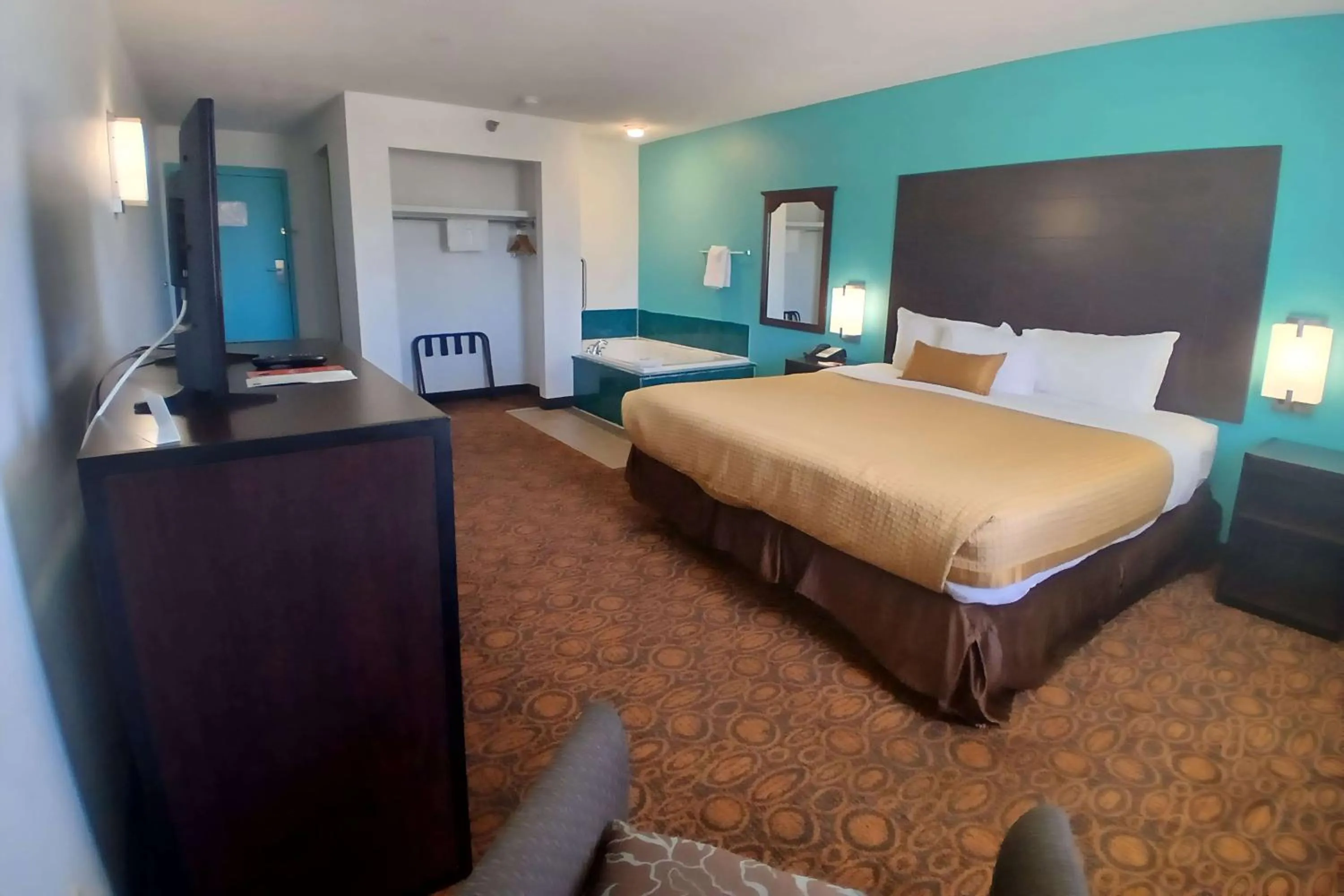 King Room with Jetted Tub and Exterior Hall - Non-Smoking in Howard Johnson by Wyndham Branson Theatre District
