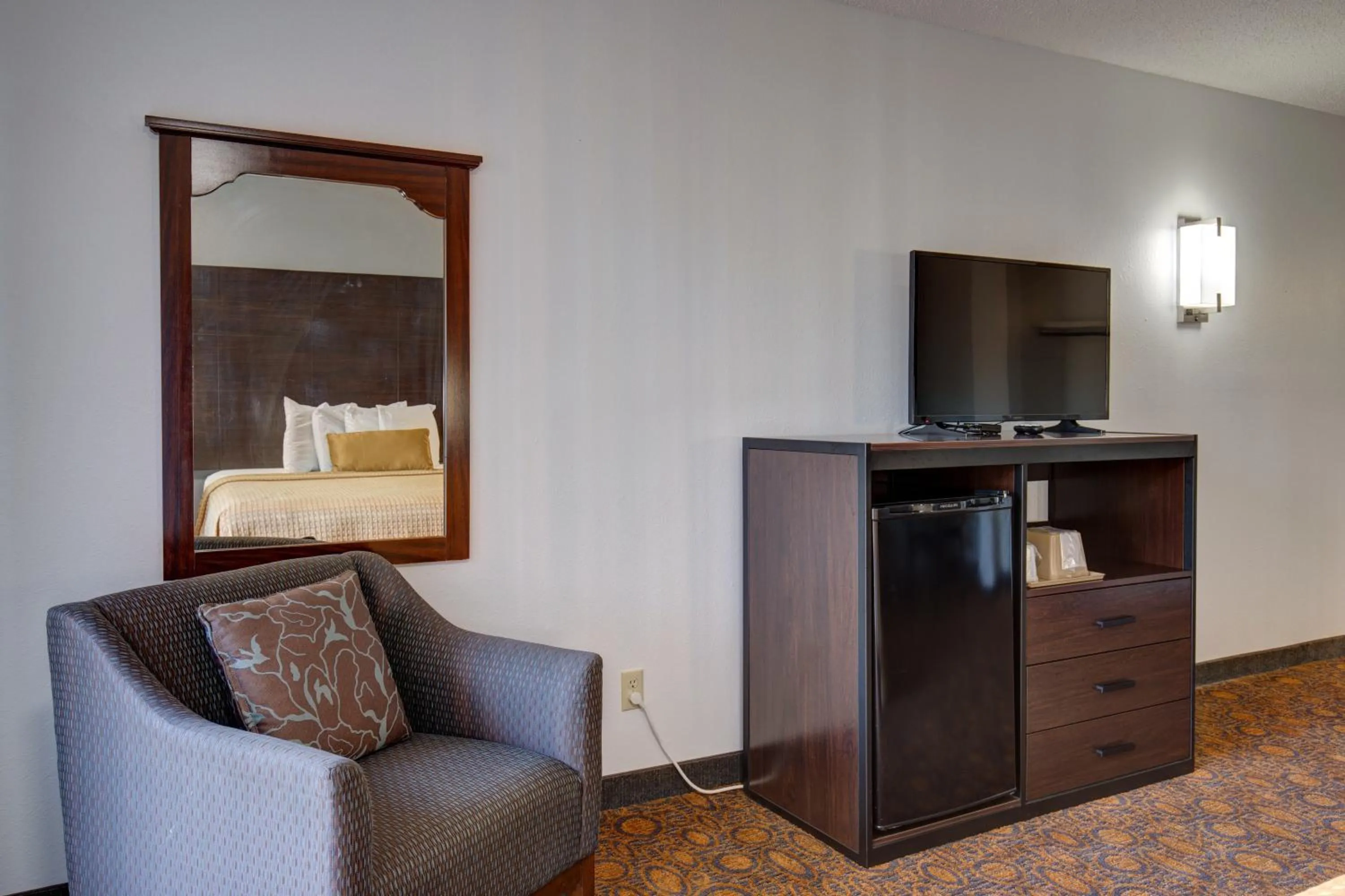 Superior King Room in Howard Johnson by Wyndham Branson Theatre District