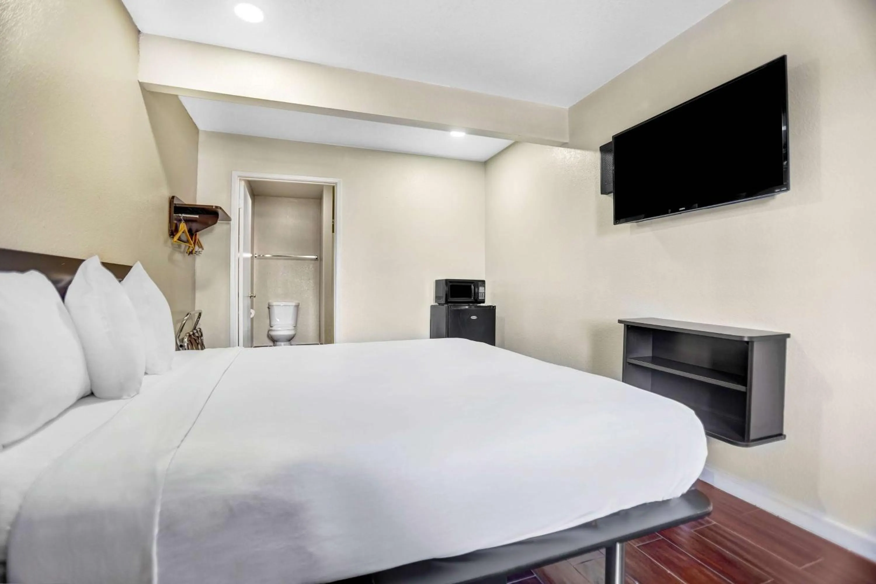 Deluxe King Room - Non-Smoking in Motel 6-Ukiah, CA - North