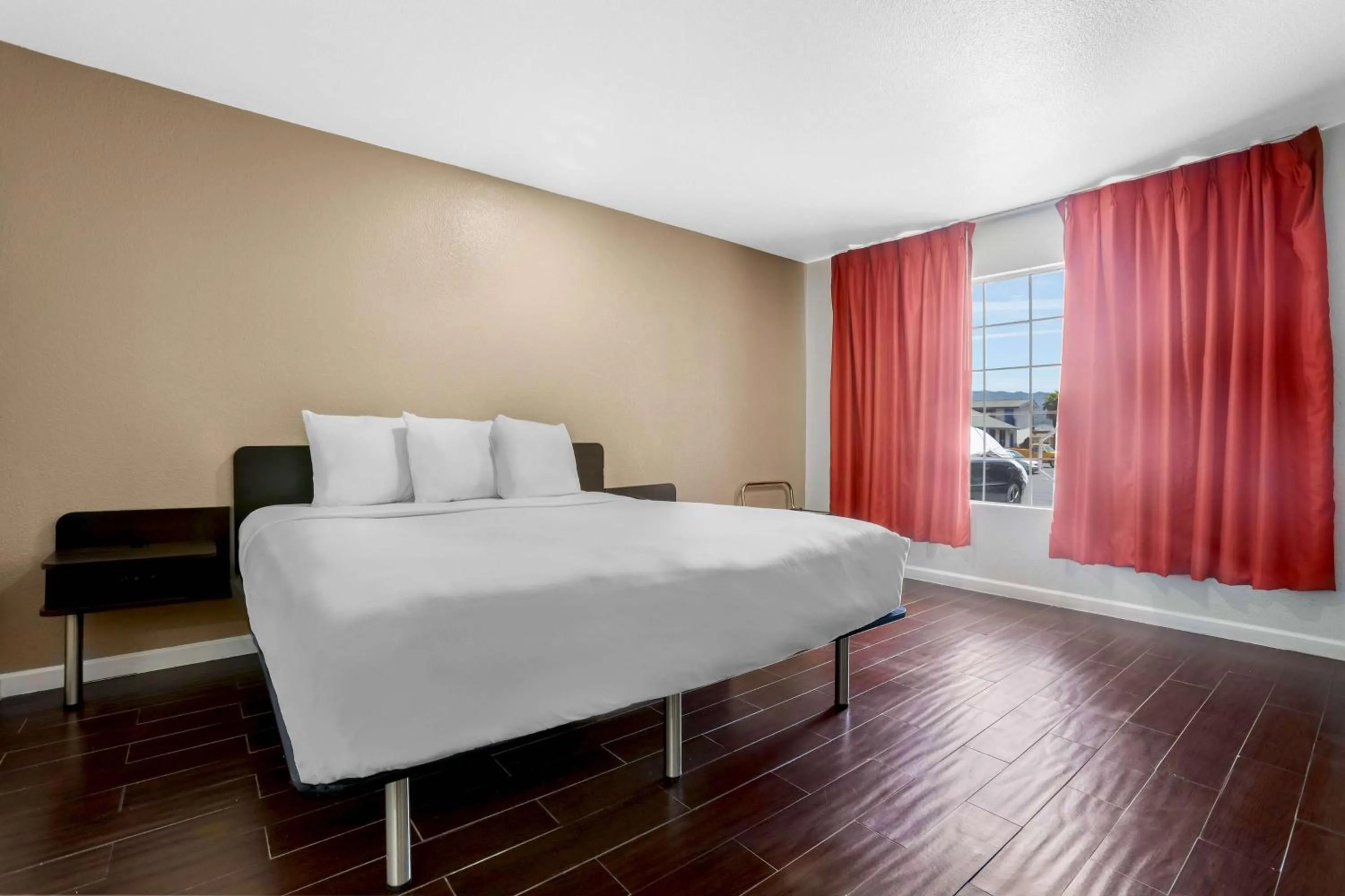 King Room - Non-Smoking in Motel 6-Ukiah, CA - North