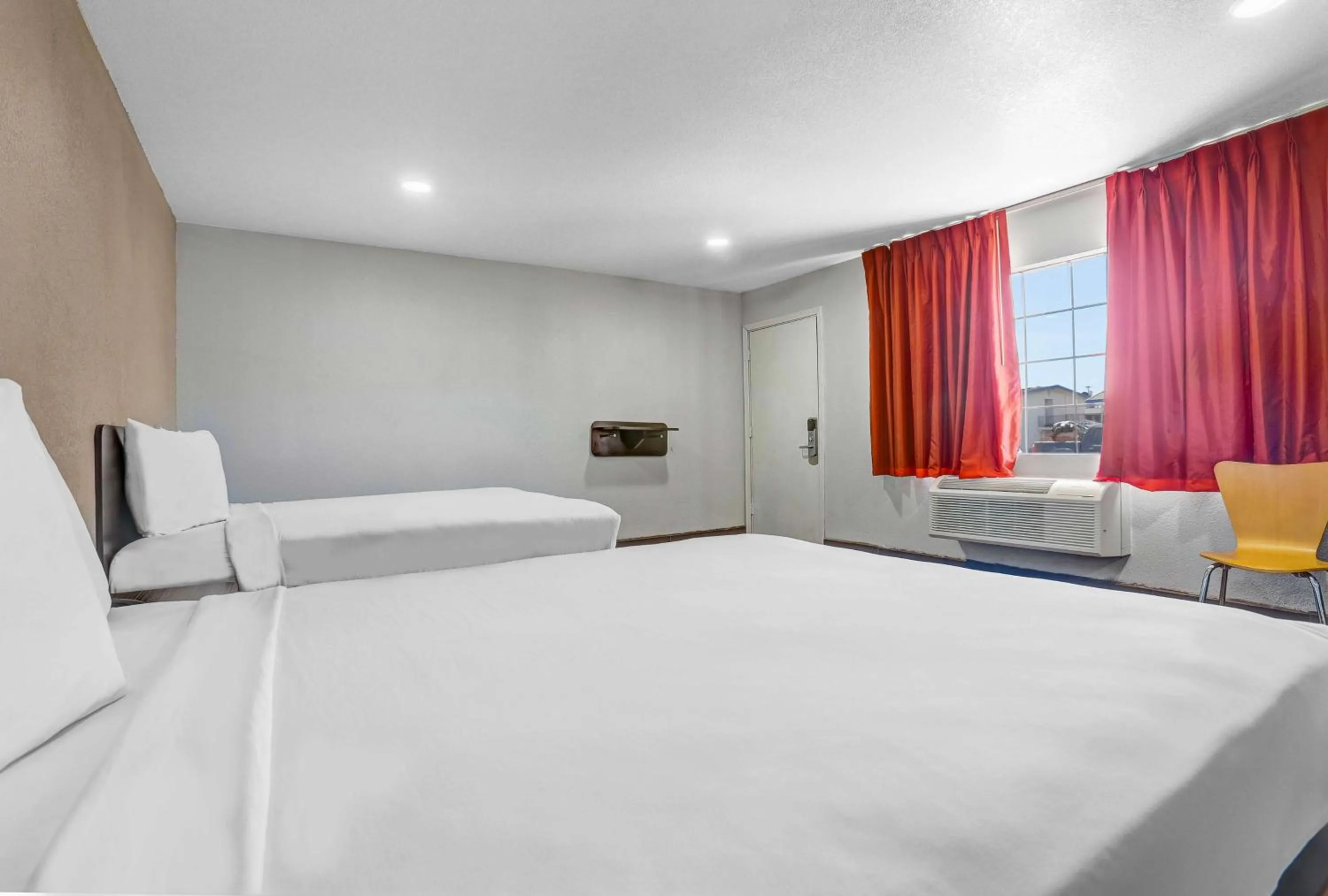 Queen Room in Motel 6-Ukiah, CA - North