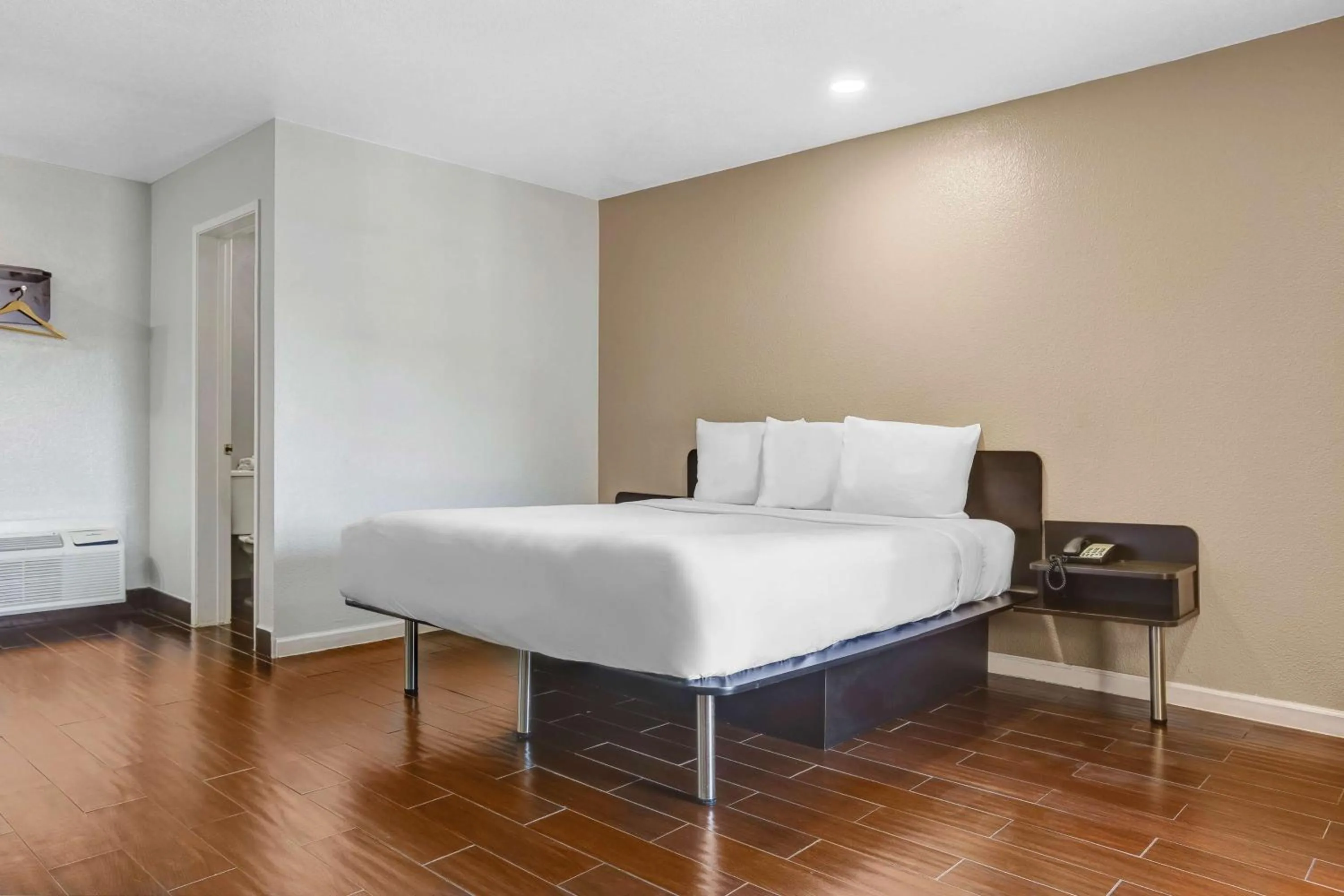 Deluxe King Room - Smoking in Motel 6-Ukiah, CA - North