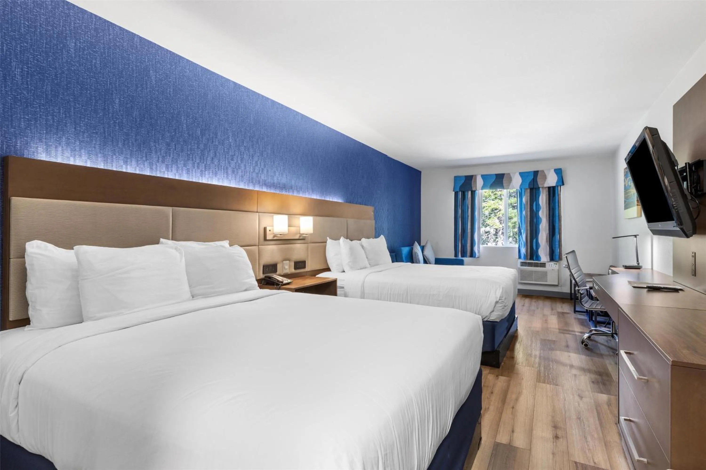 Queen Room with Two Queen Beds - Non-Smoking in SureStay Plus Hotel by Best Western Mammoth Lakes