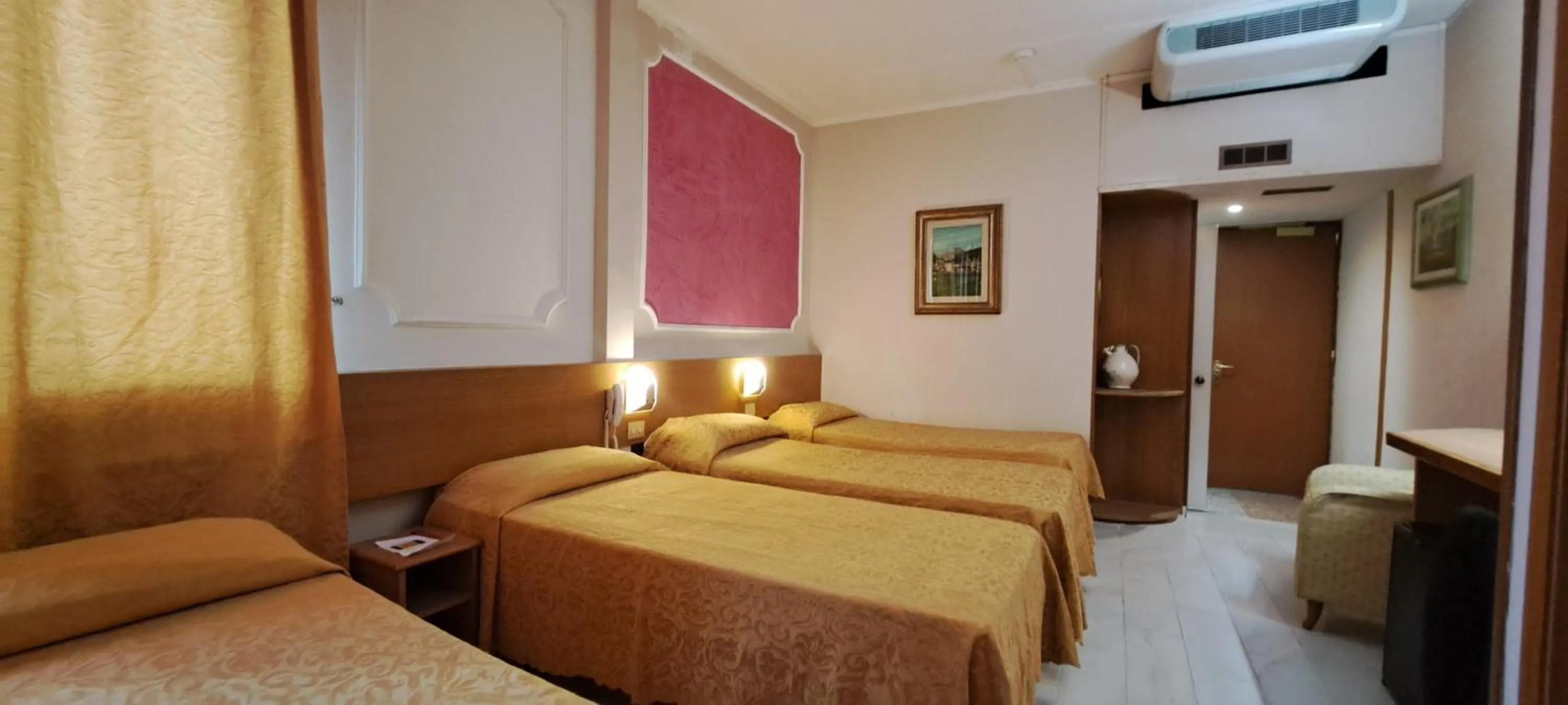 Economy Quadruple Room in Hotel Delta Florence
