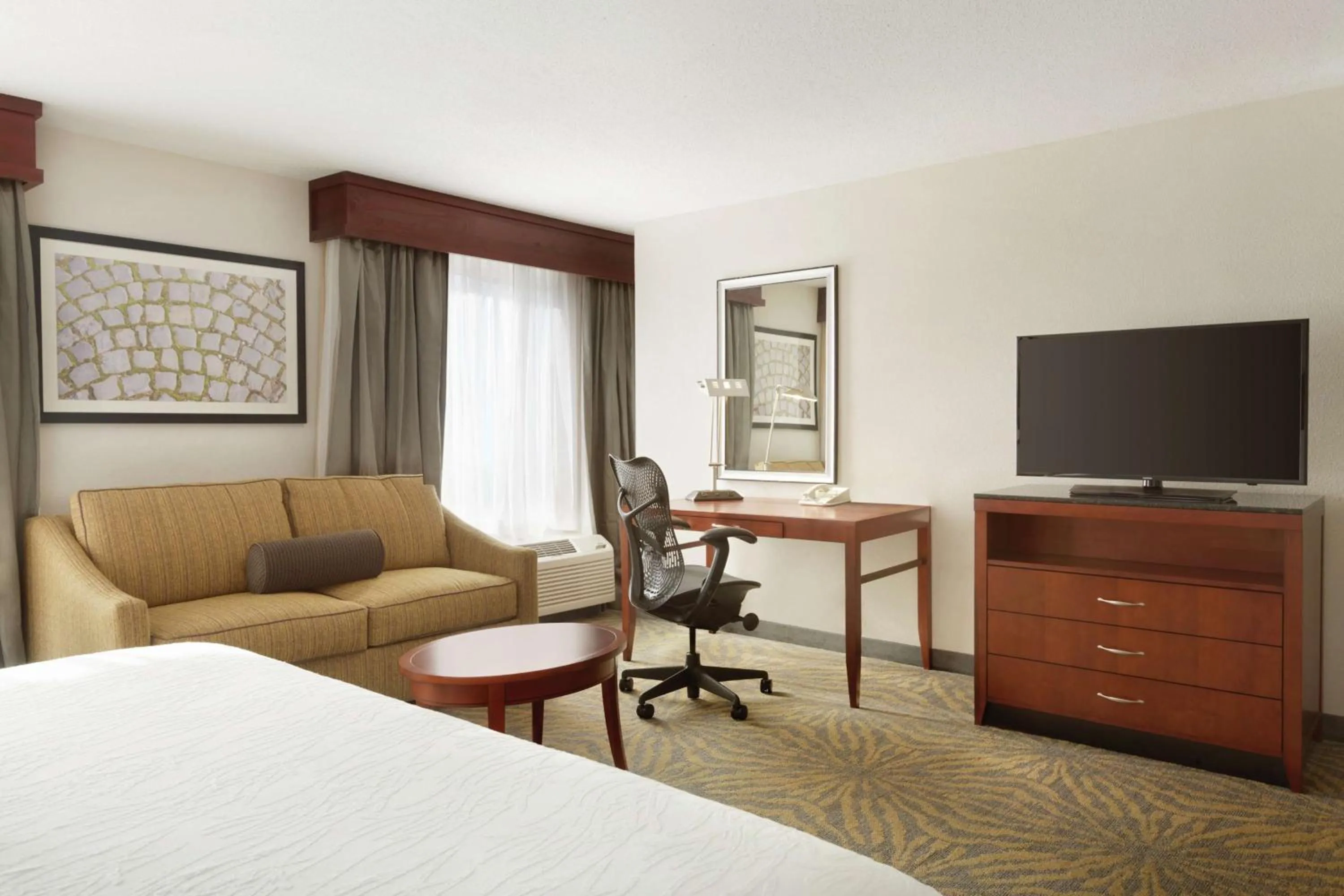 King Room with Accessible Tub - Mobility Access in Hilton Garden Inn Shelton