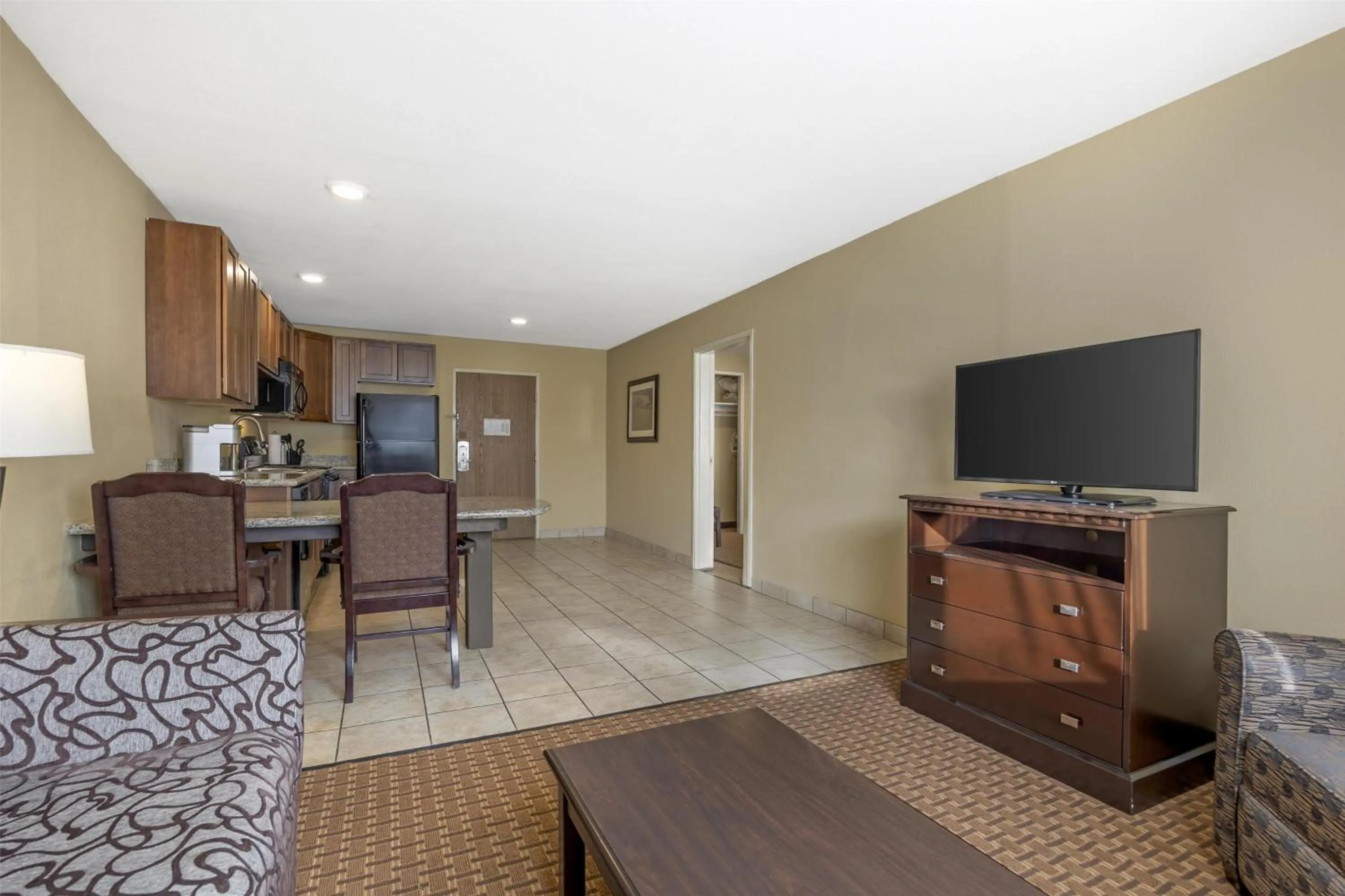 King Suite with Kitchen and Spa Tub in Best Western Plus Vintage Valley Inn