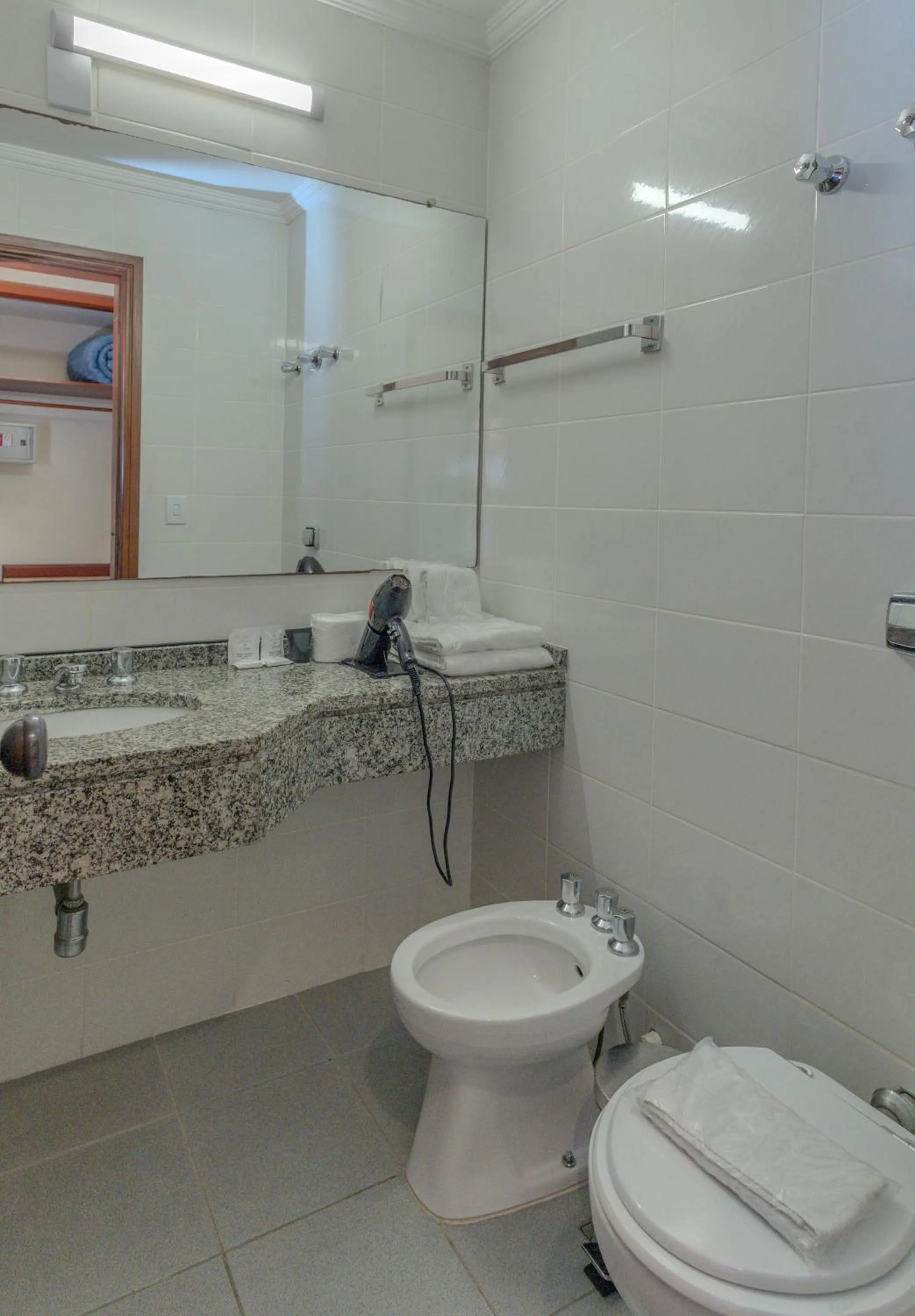 Deluxe Quadruple Room in Lizon Curitiba Hotel