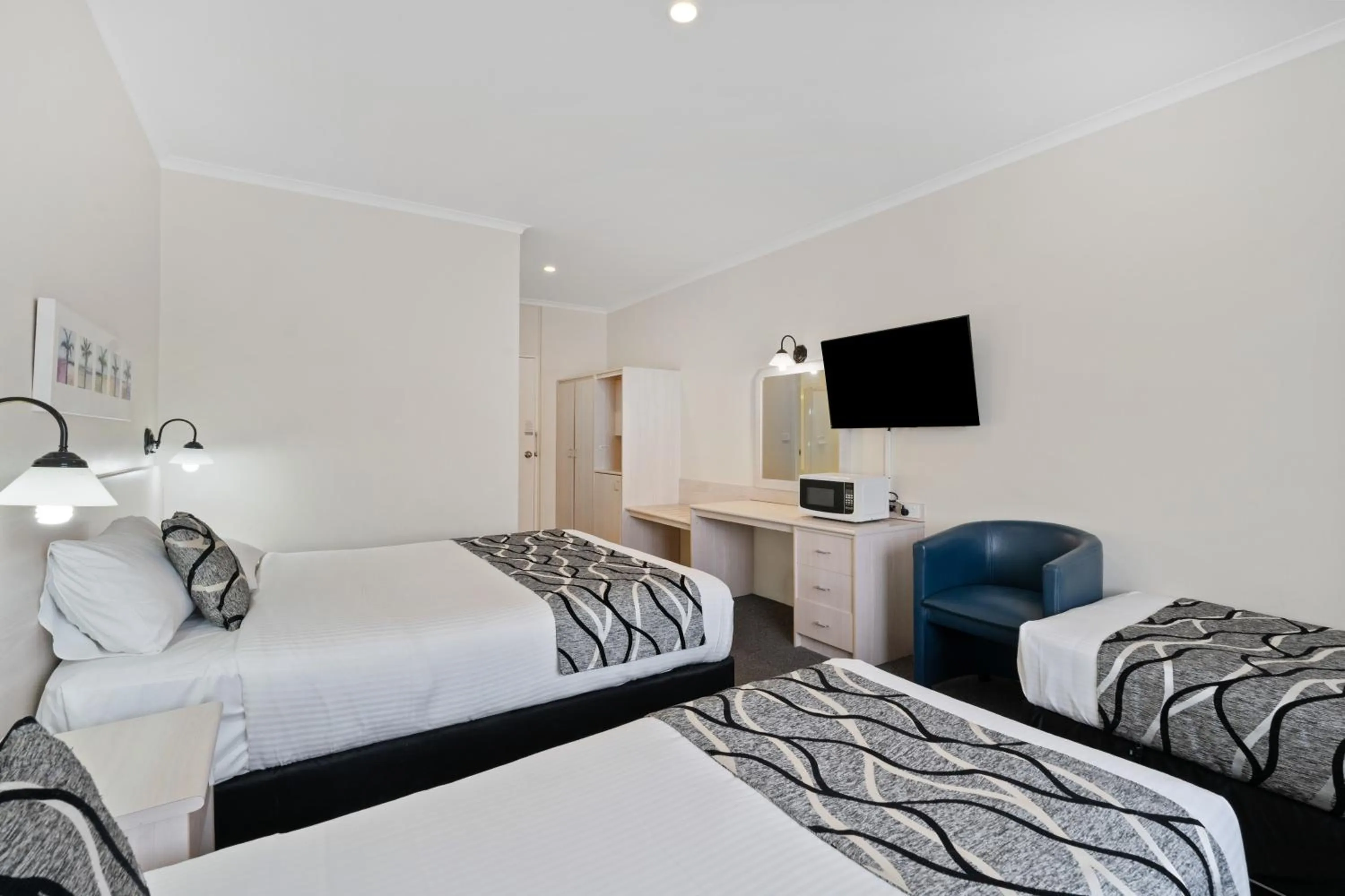 Family Room with Sofa Bed - Non Smoking in Comfort Inn All Seasons