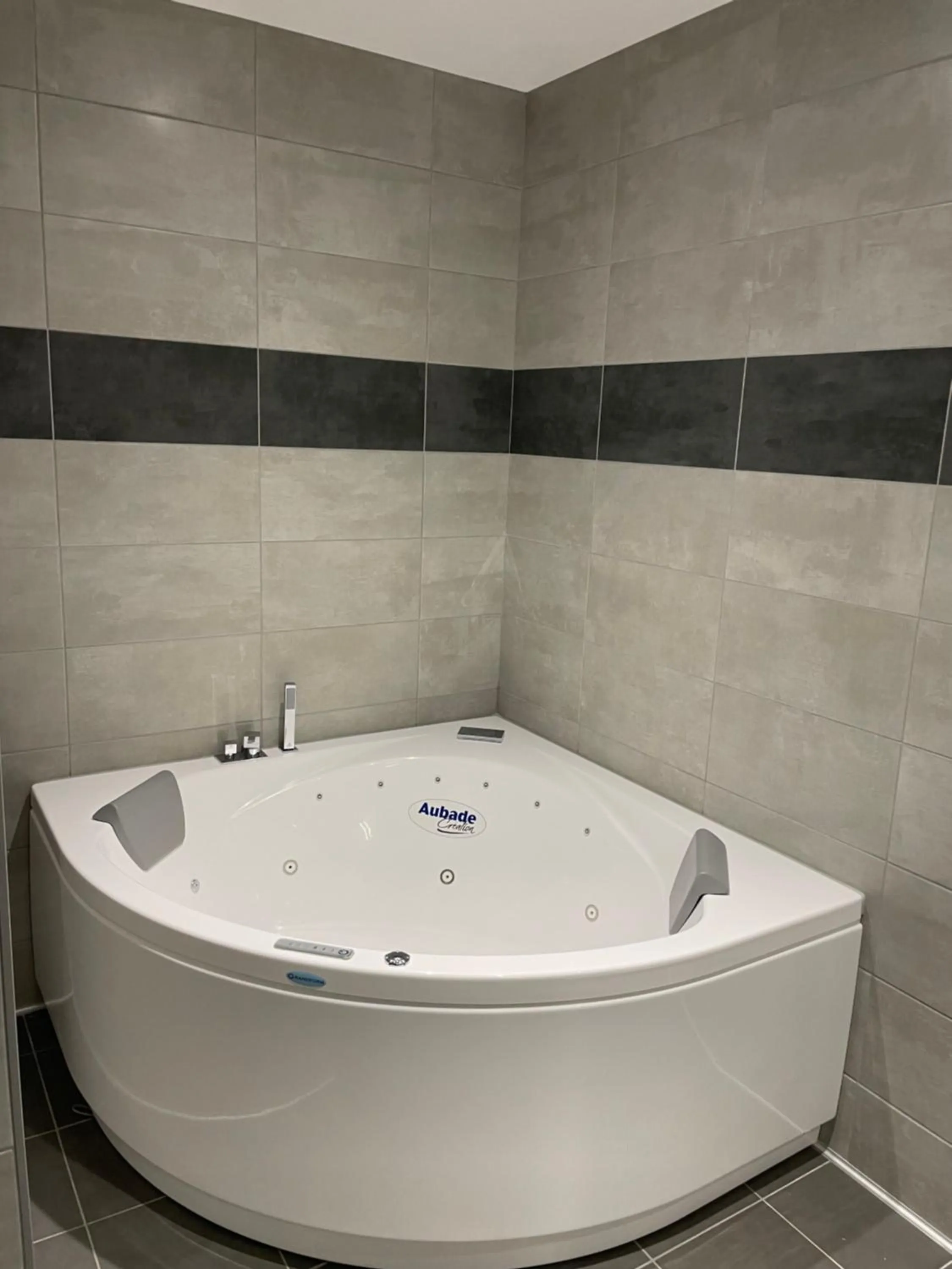 Family Room with Shared Bathroom in Logis Jum'Hotel