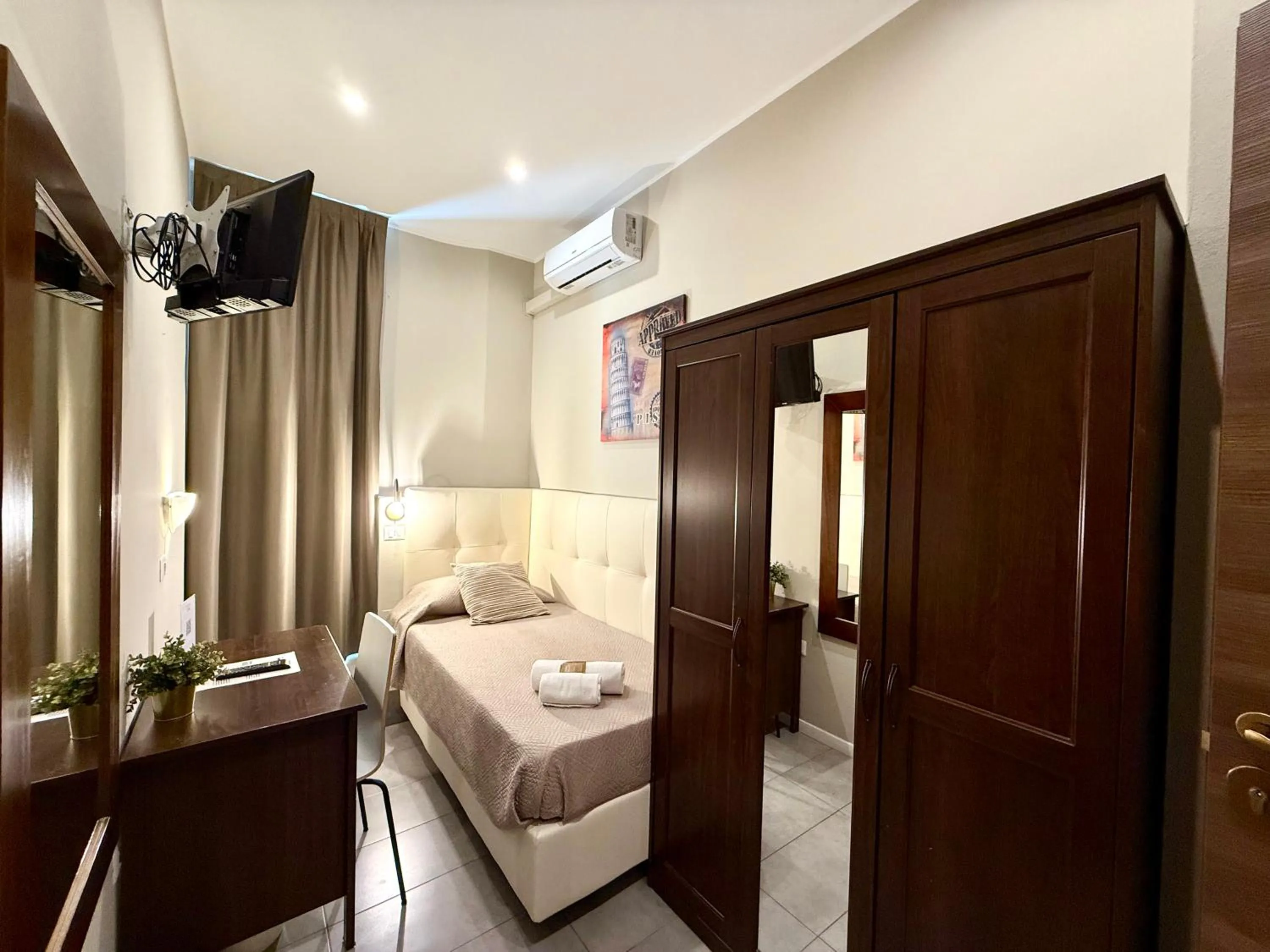 Single Room in Carlo Goldoni Hotel