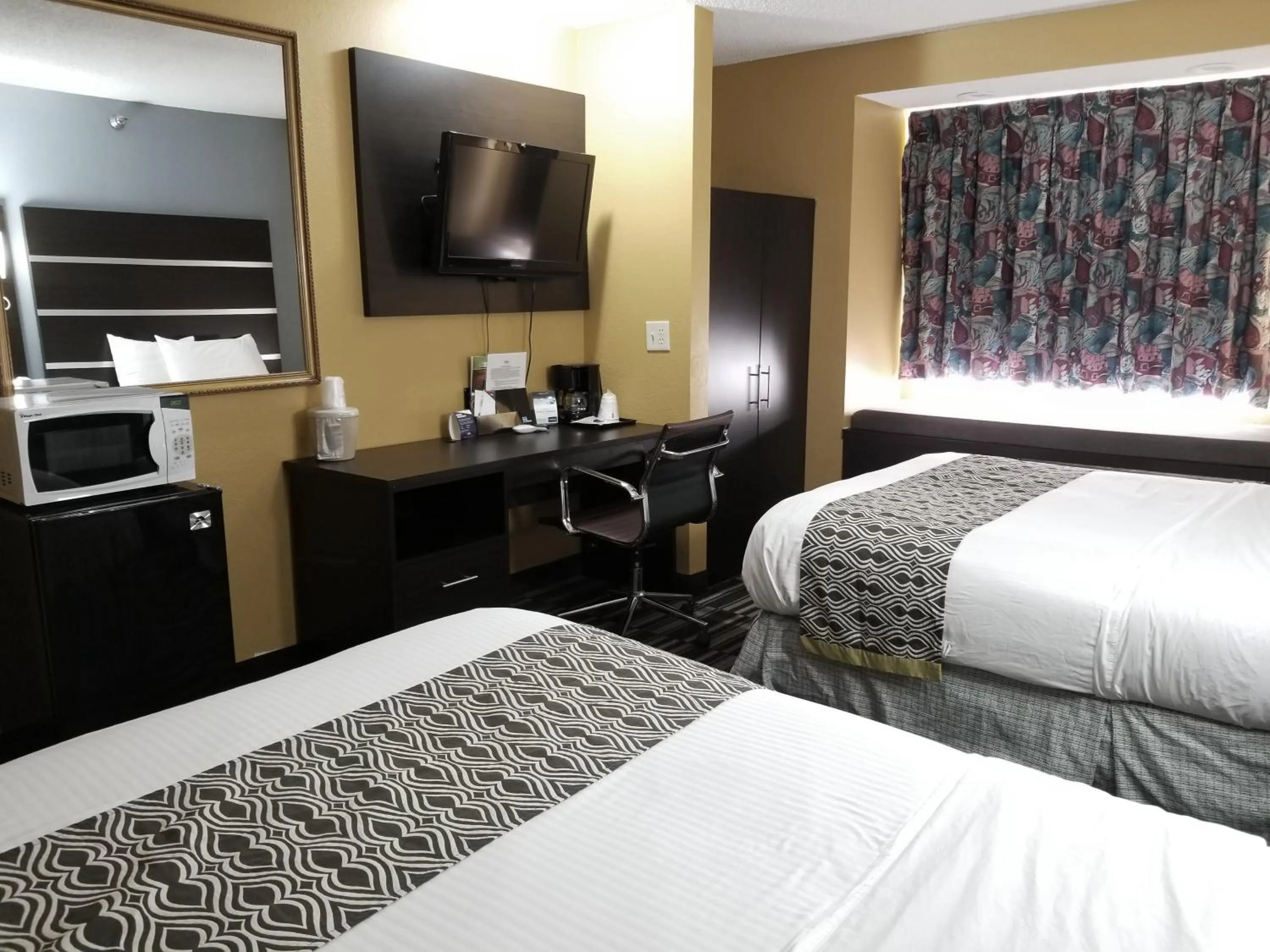Queen Room with Two Queen Beds - Non-Smoking in Microtel Inn & Suites by Wyndham Riverside