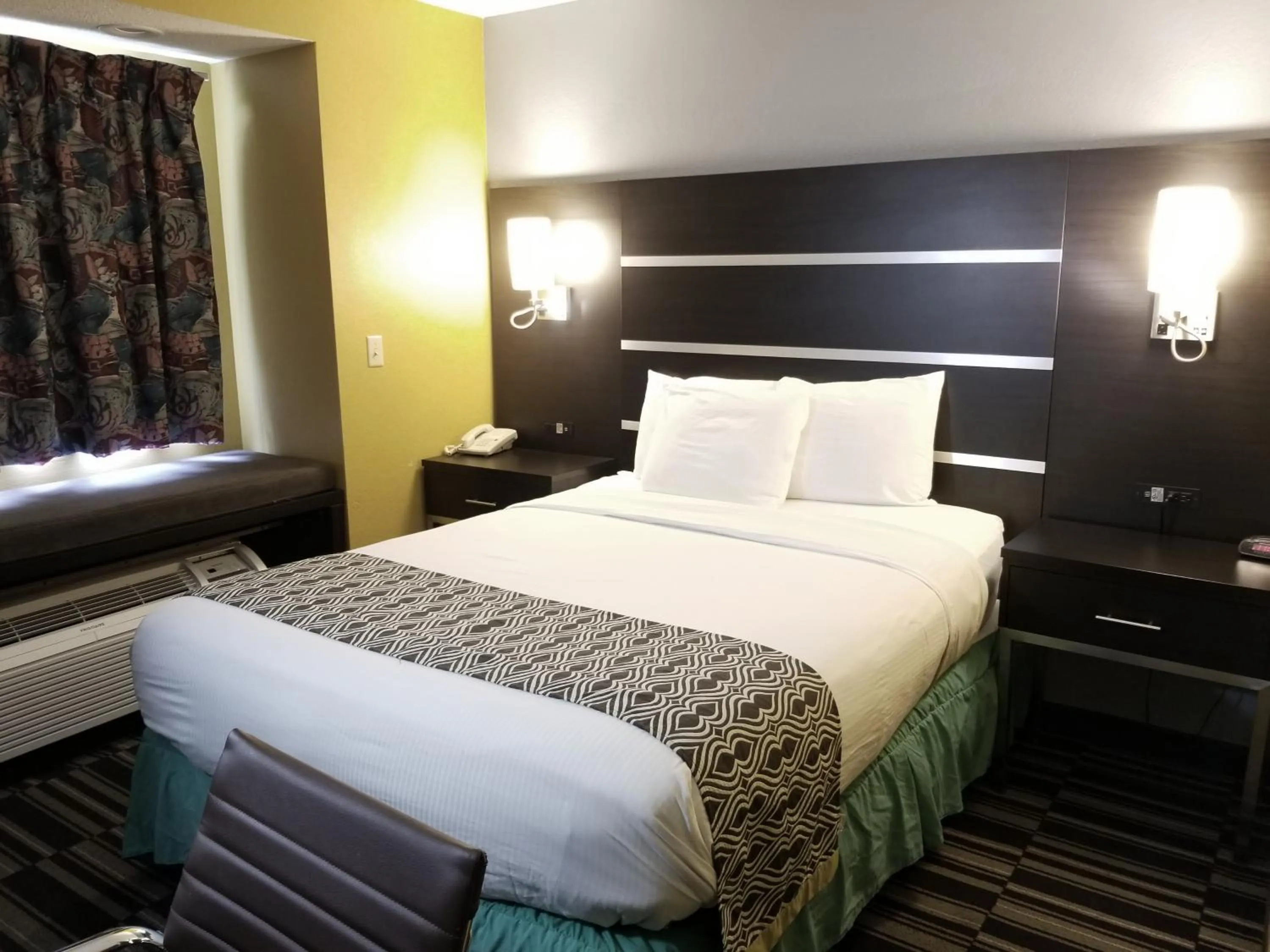 Queen Room - Disability Access/Non-Smoking in Microtel Inn & Suites by Wyndham Riverside
