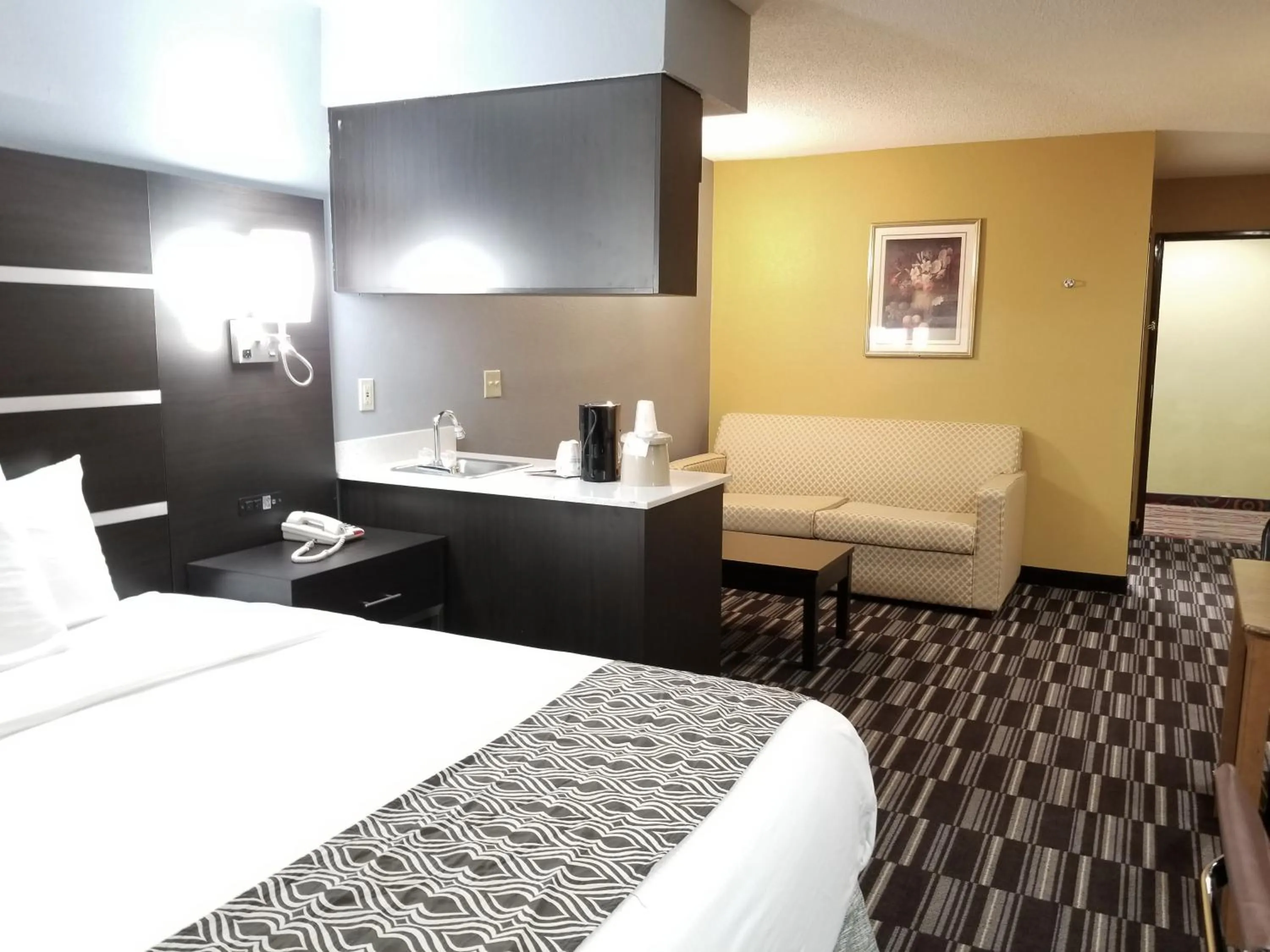 Queen Studio Suite - Mobility Access/Non-Smoking in Microtel Inn & Suites by Wyndham Riverside