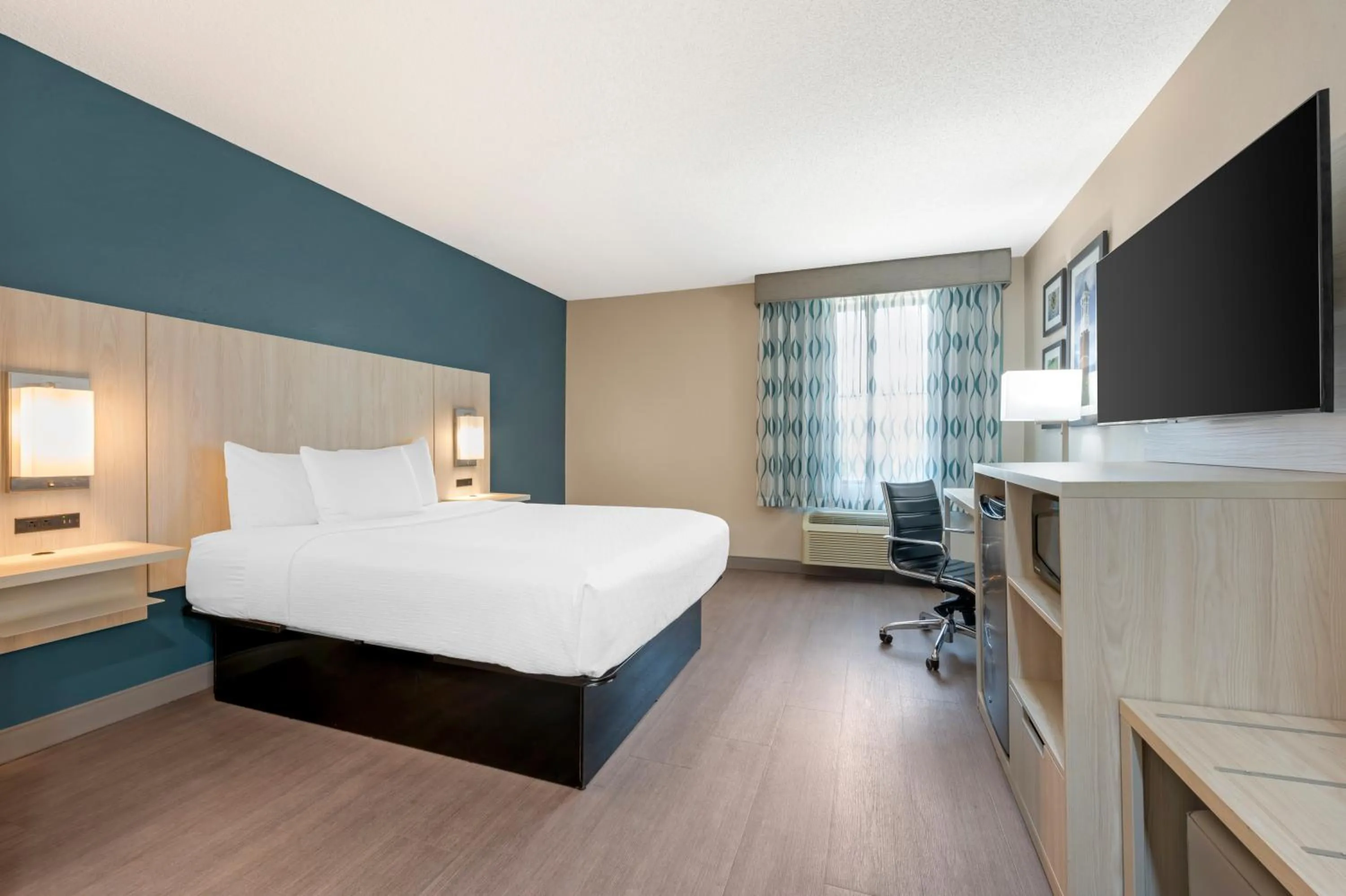 Queen Room in Best Western Plus Lafayette Hotel University Area