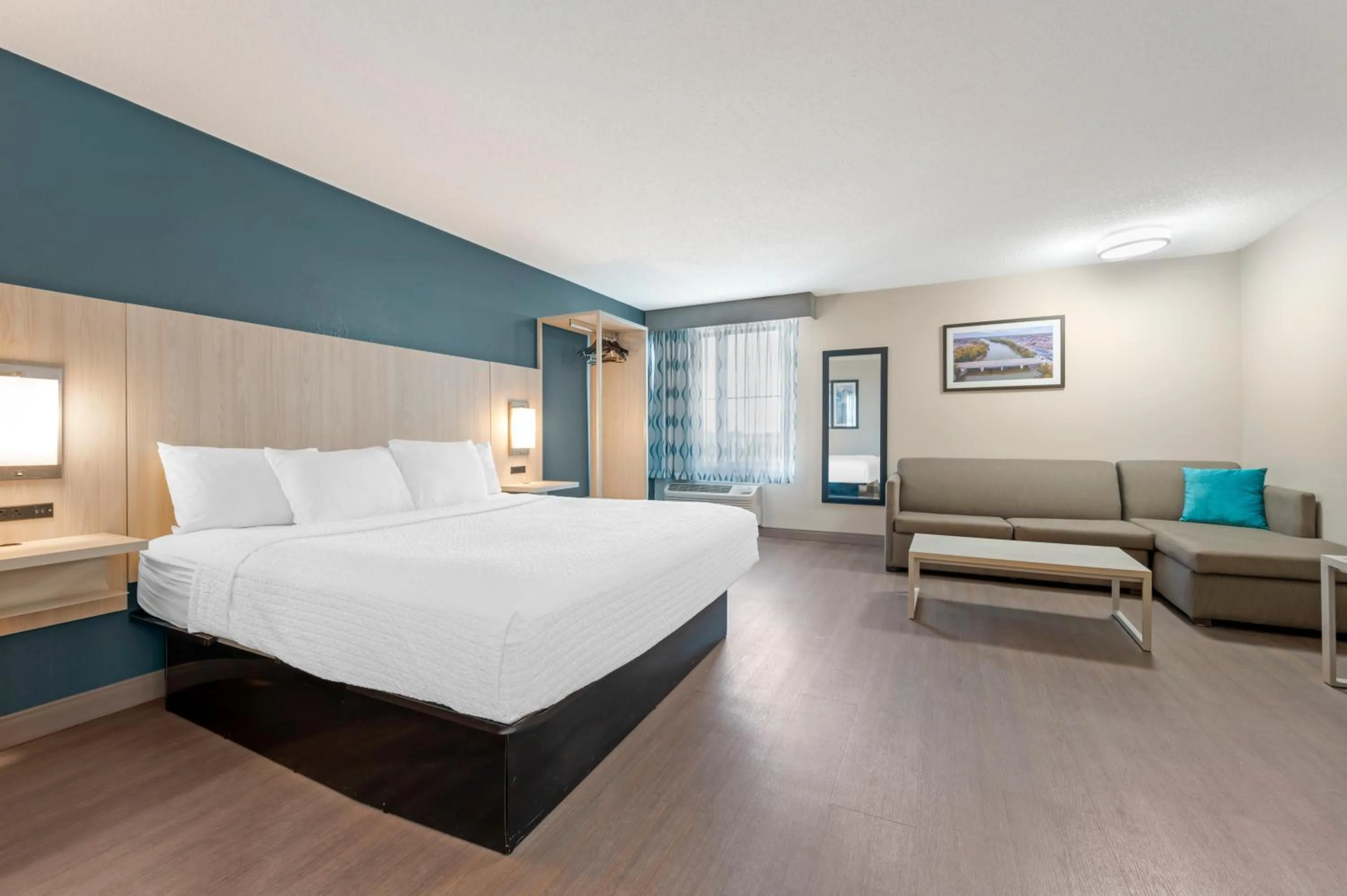 King Suite with Sofa Bed in Best Western Plus Lafayette Hotel University Area