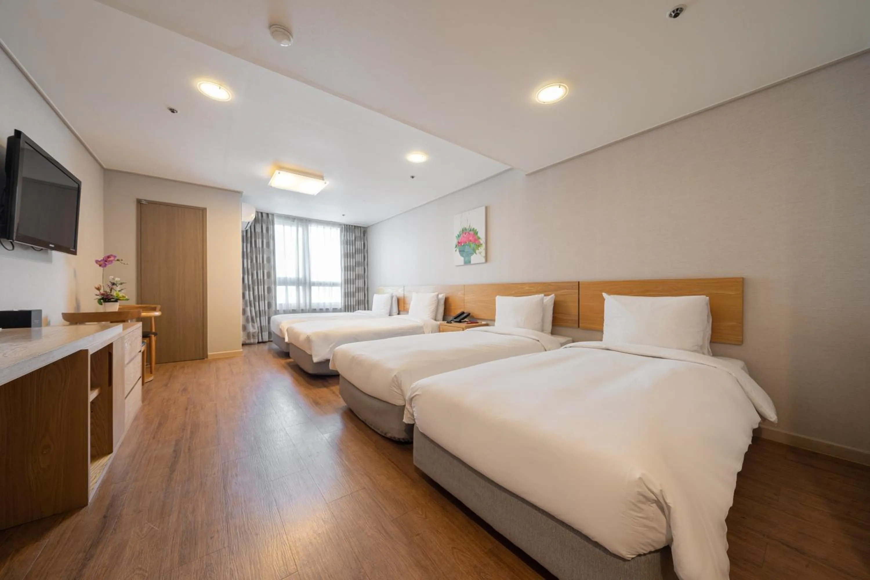 Deluxe Quadruple Room in Ramada by Wyndham Seoul Dongdaemun