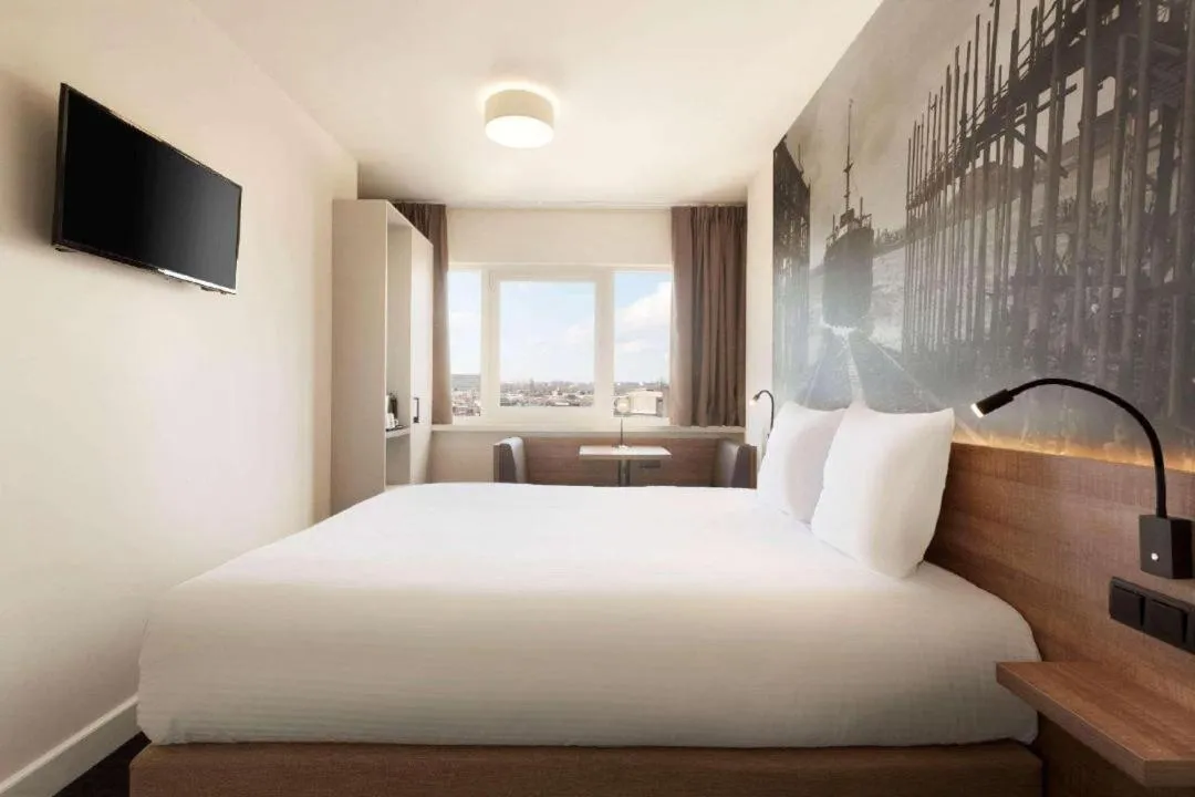 Budget Double Room in Rotterdam Teleport Hotel