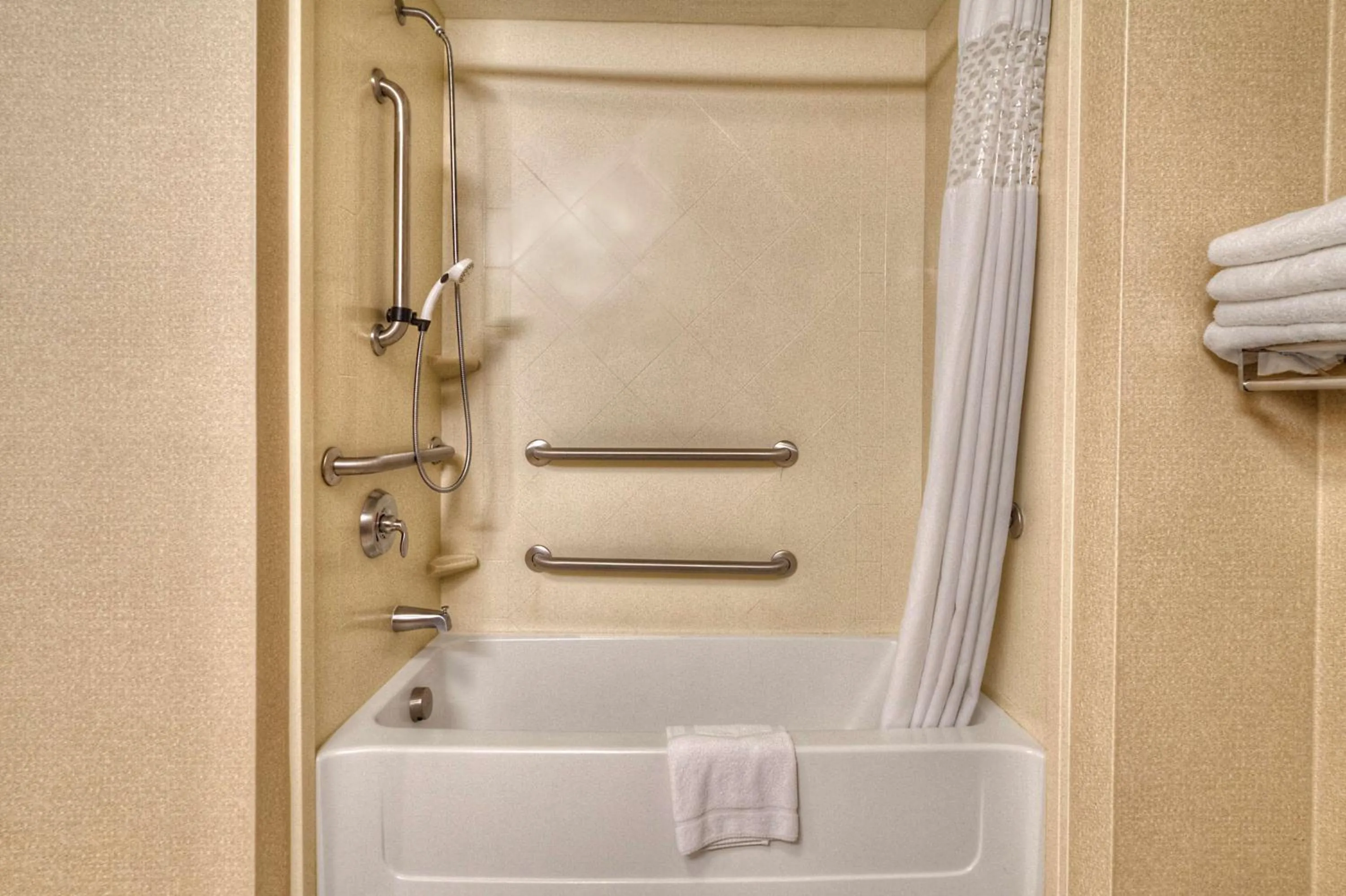 Queen Room with Two Queen Beds - Hearing Access/Non-Smoking in Hampton Inn Roanoke Rapids