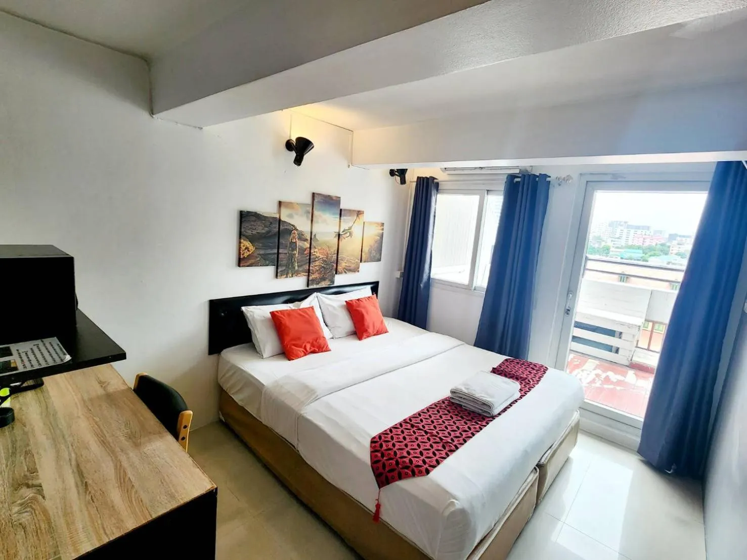 Superior Double or Twin Room with Balcony - single occupancy in Khaosan Art Hotel