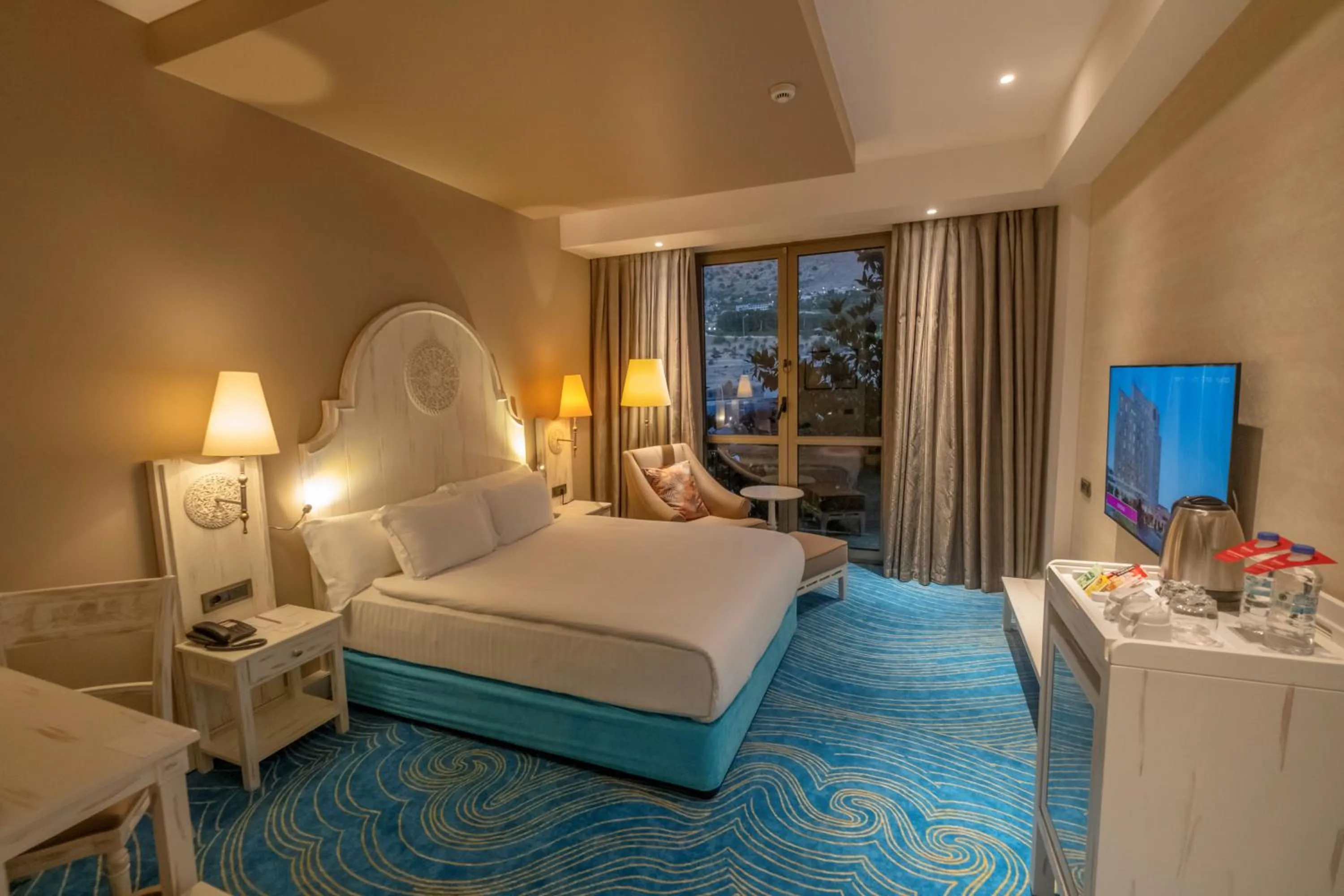 King Room with Roll-In Shower - Mobility/Hearing Accessible in Ramada Plaza by Wyndham Mardin