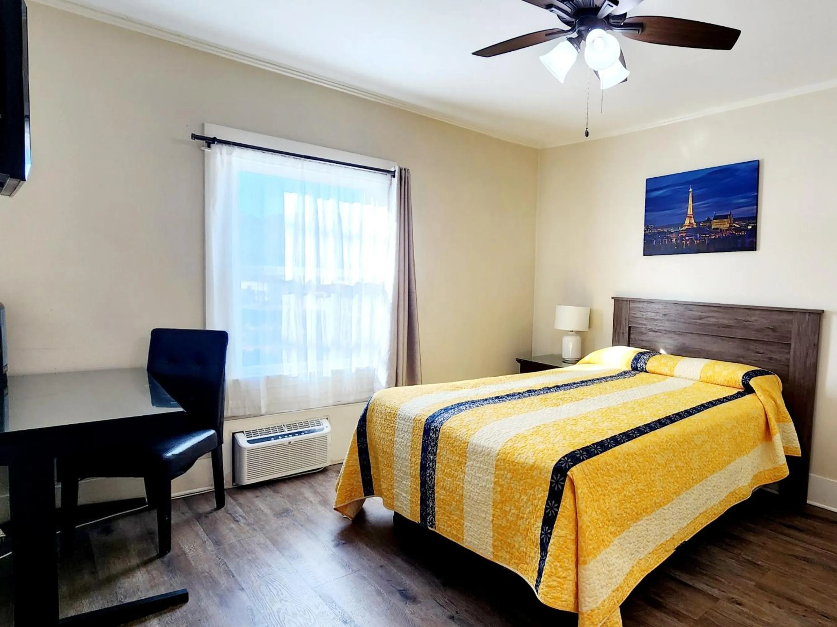 Queen Room in Santa Paula Inn