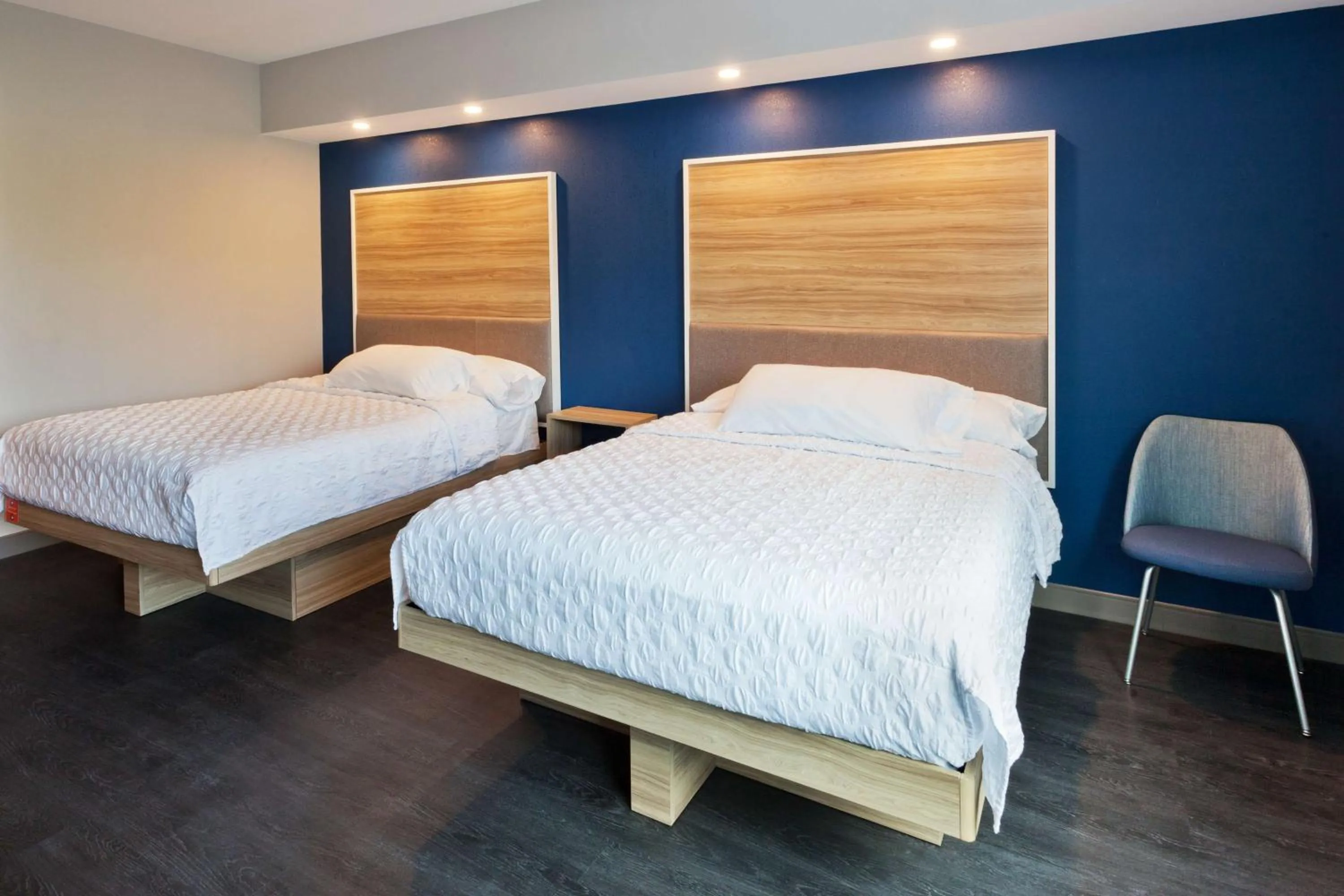 Queen Room with Two Queen Beds - Mobility Access in Tru by Hilton Auburn