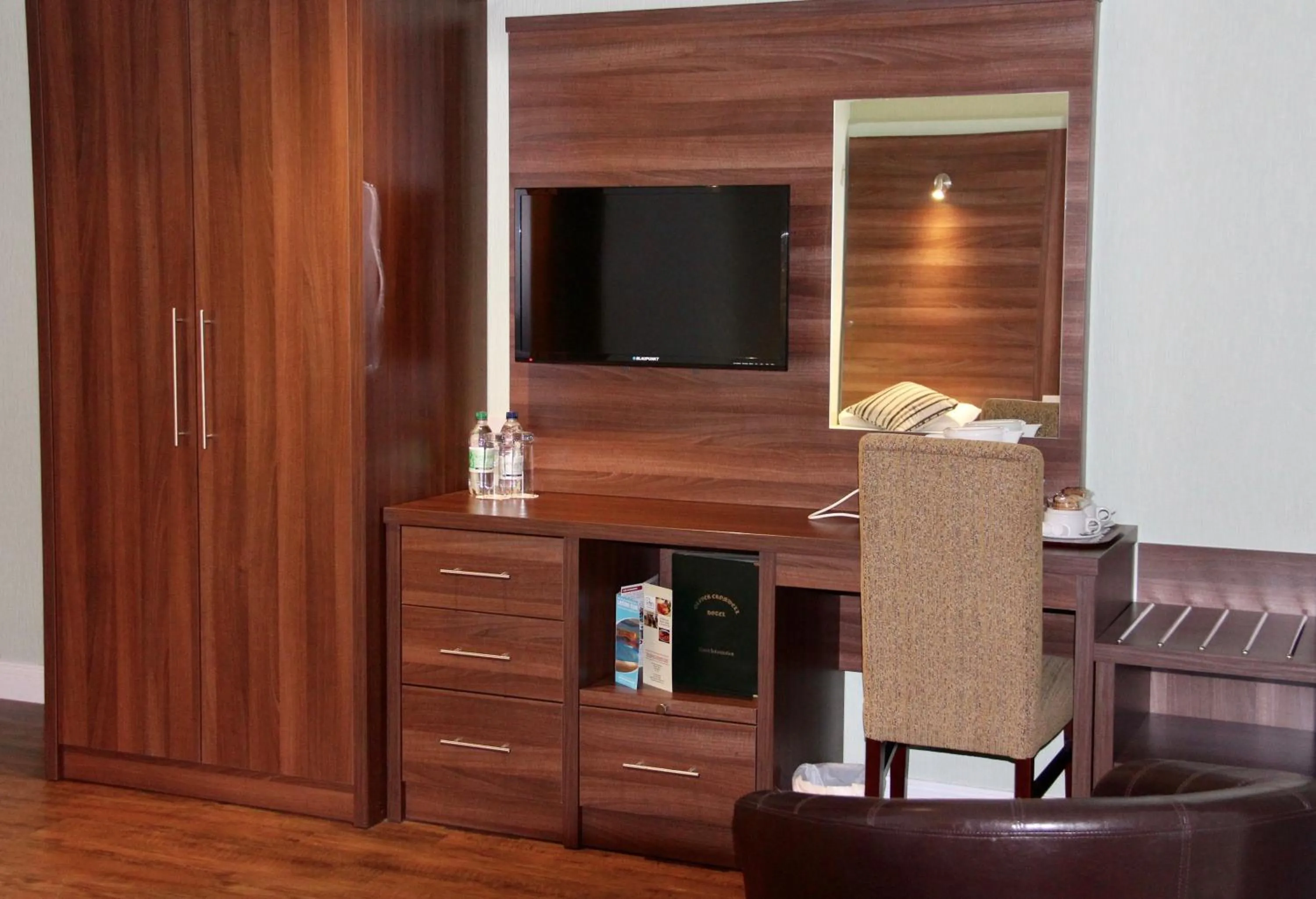 Twin Room - Disability Access in Oliver Cromwell Hotel