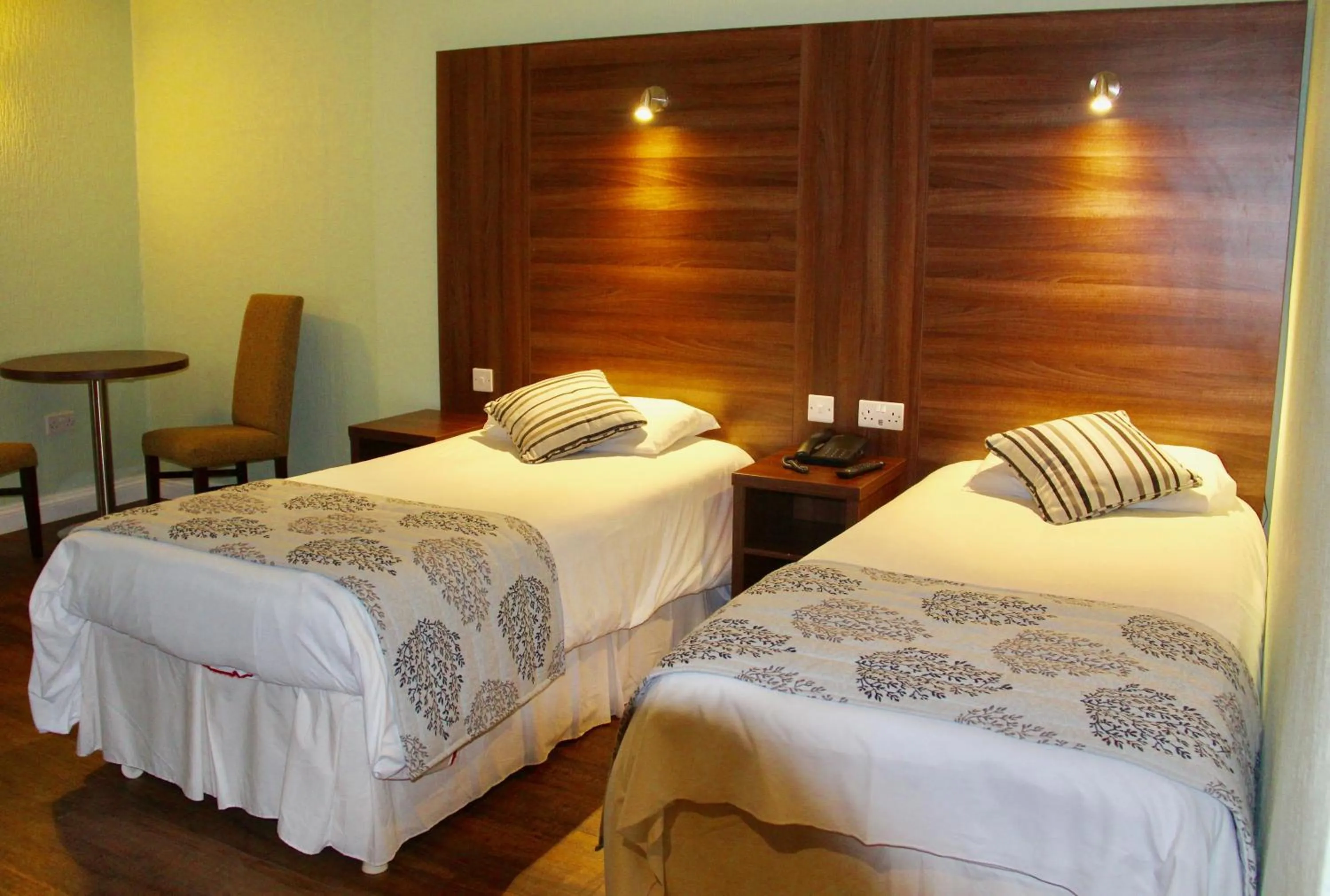 Twin Room in Oliver Cromwell Hotel