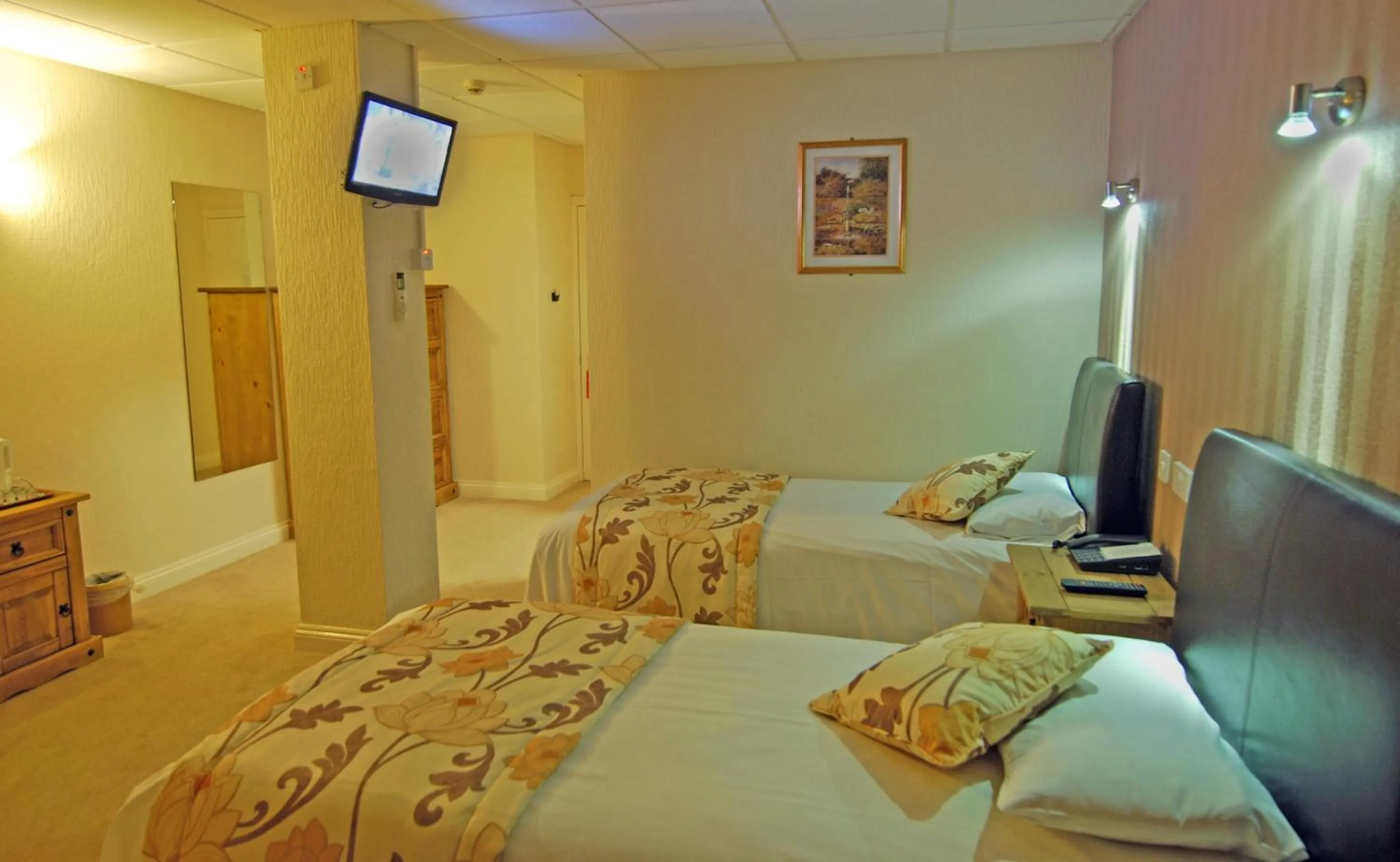 Twin Room in Oliver Cromwell Hotel