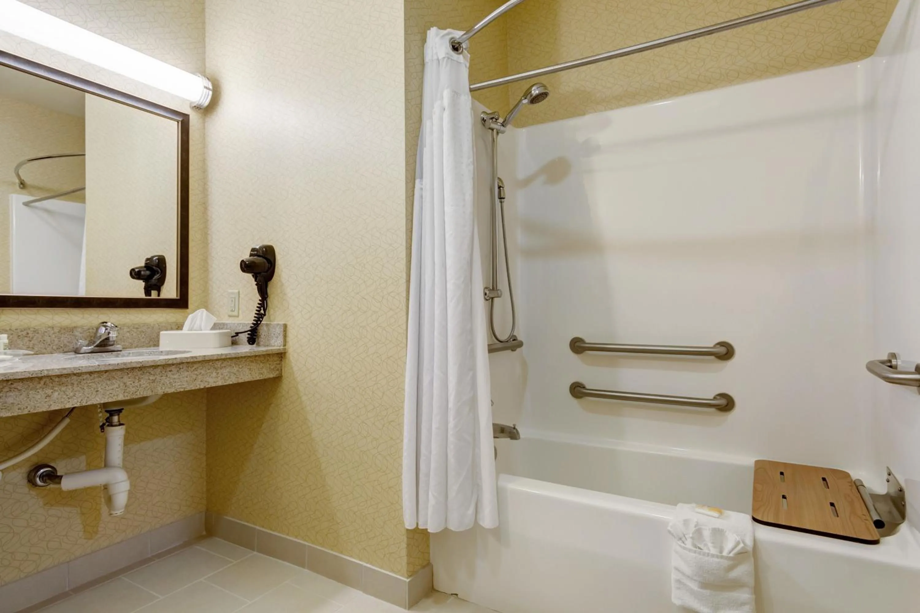 King Room with Roll-In Shower - Disability Access in Holiday Inn Poplar Bluff by IHG