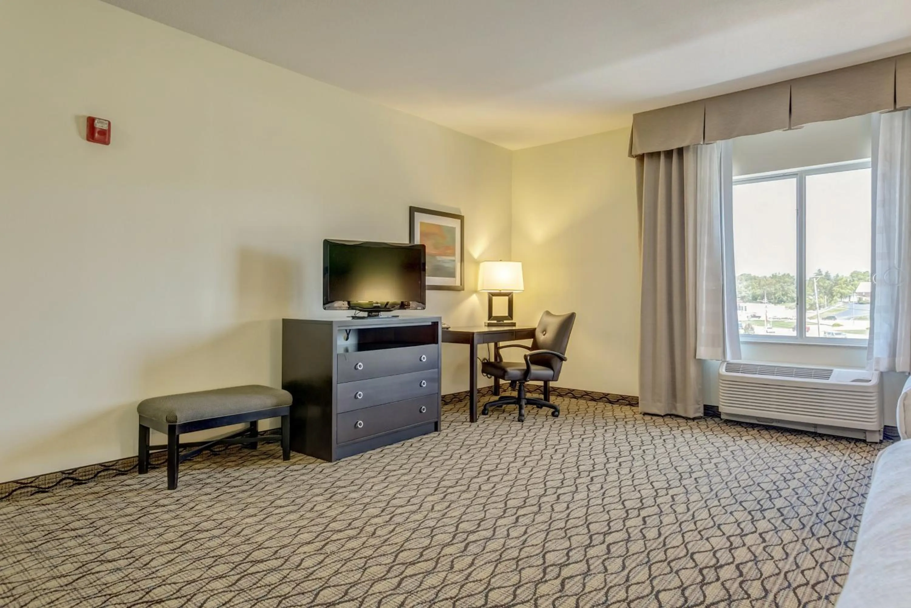Standard Queen Room with Two Queen Beds and Tub - Communications Accessible in Holiday Inn Poplar Bluff by IHG