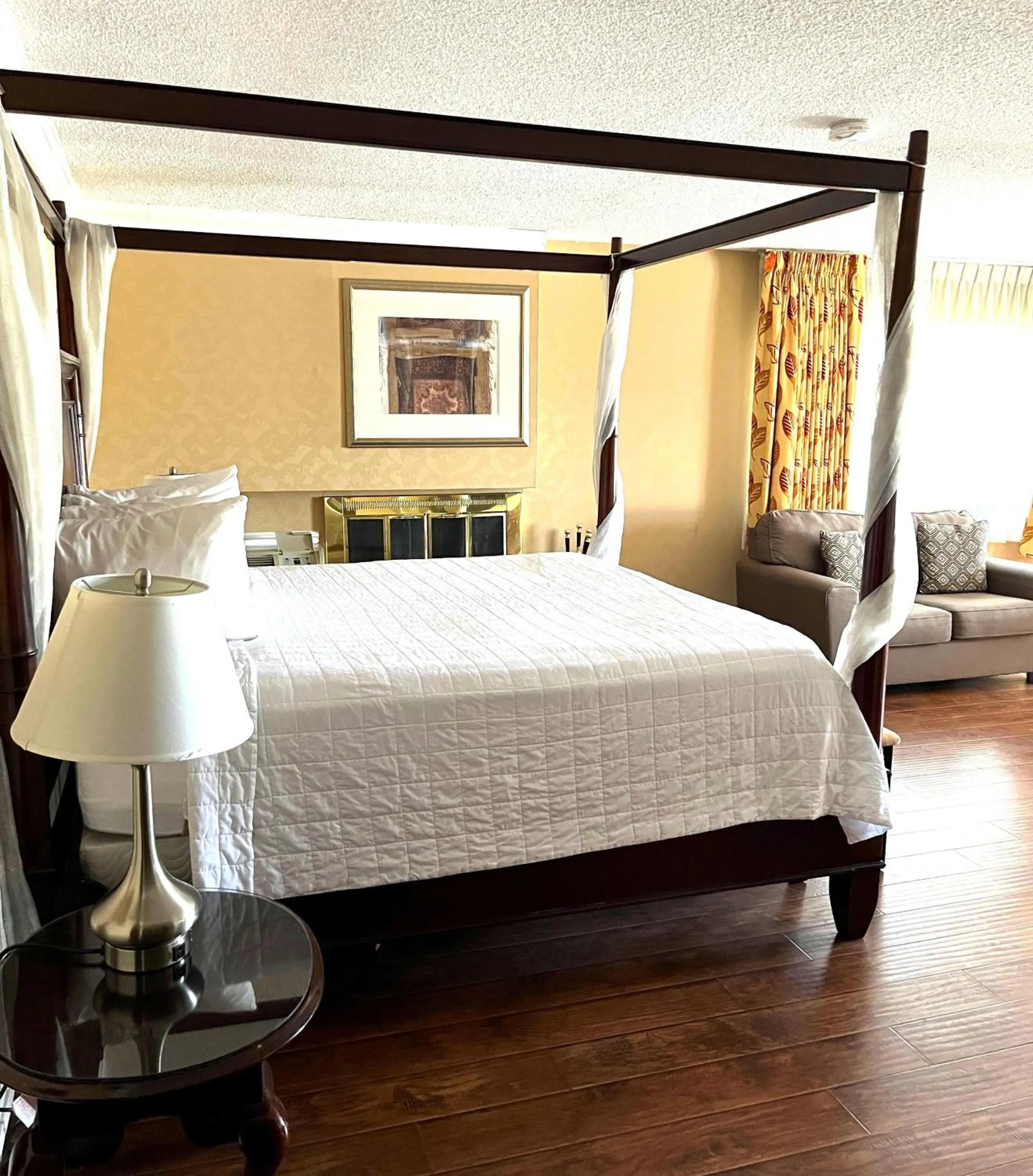 King Suite with Jetted Tub and Fireplace in SureStay Plus Hotel by Best Western Reno Airport