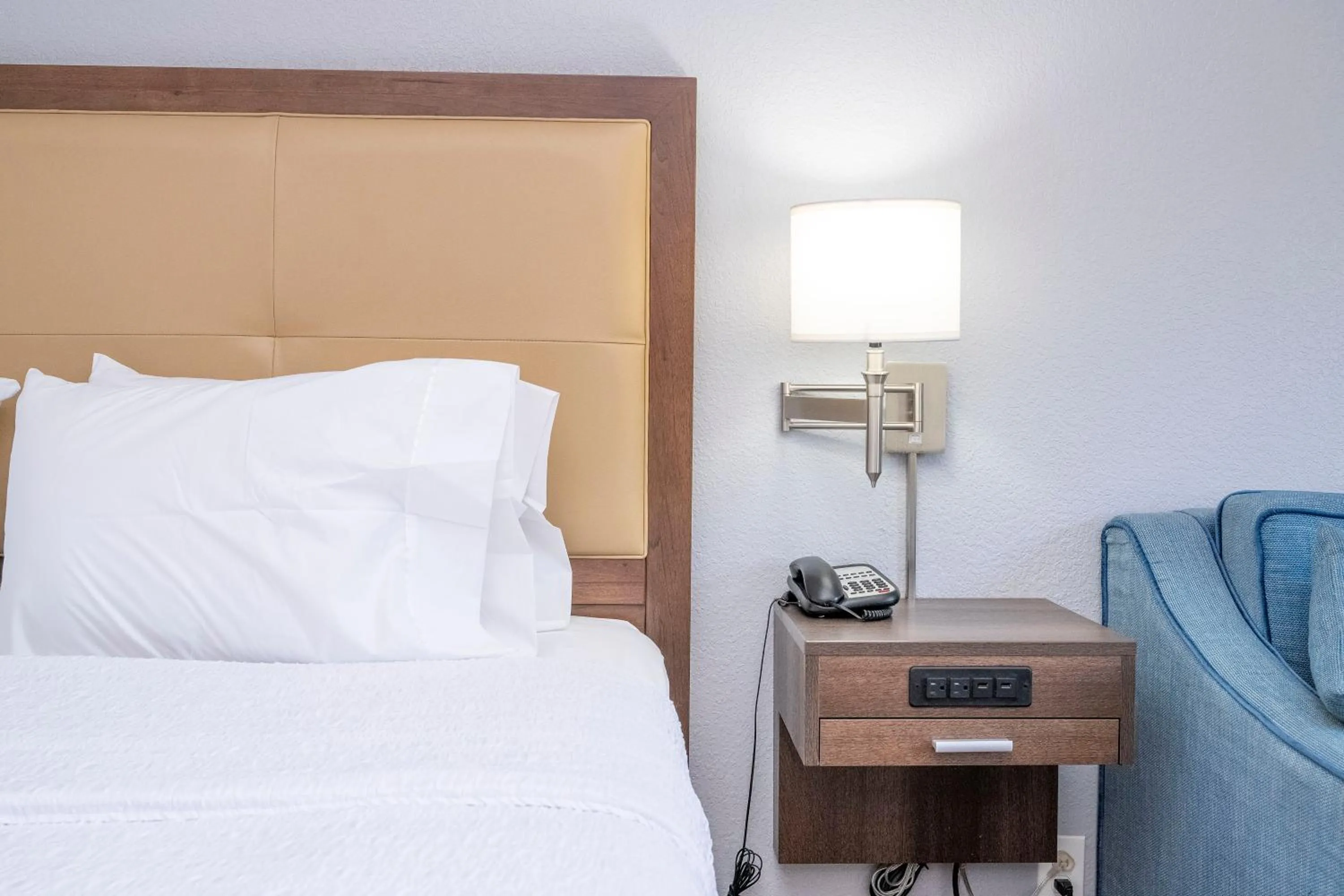 King Room with Accessible Tub - Mobility and Hearing Access/Non-Smoking in Hampton Inn by Hilton Spring Hill