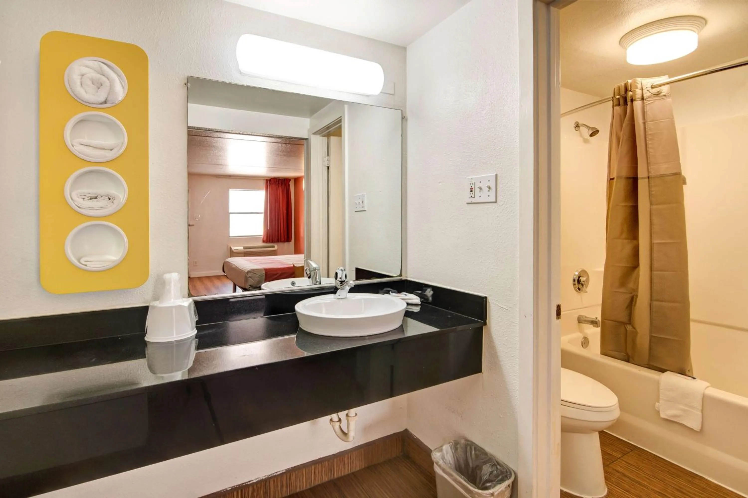 Queen Room - single occupancy - Non-Smoking in Motel 6-Dallas, TX - Forest Lane