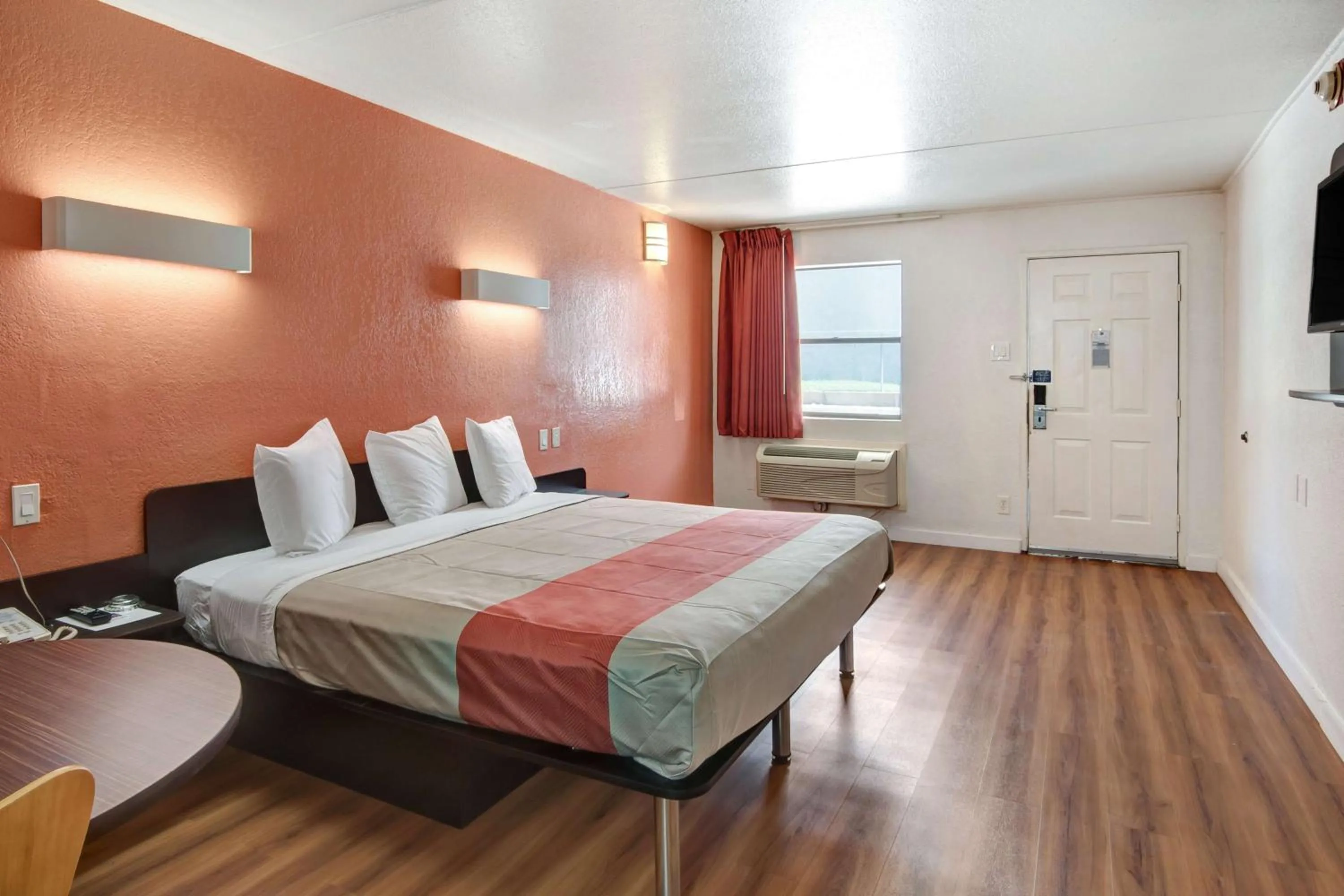King Room - single occupancy - Non-Smoking in Motel 6-Dallas, TX - Forest Lane
