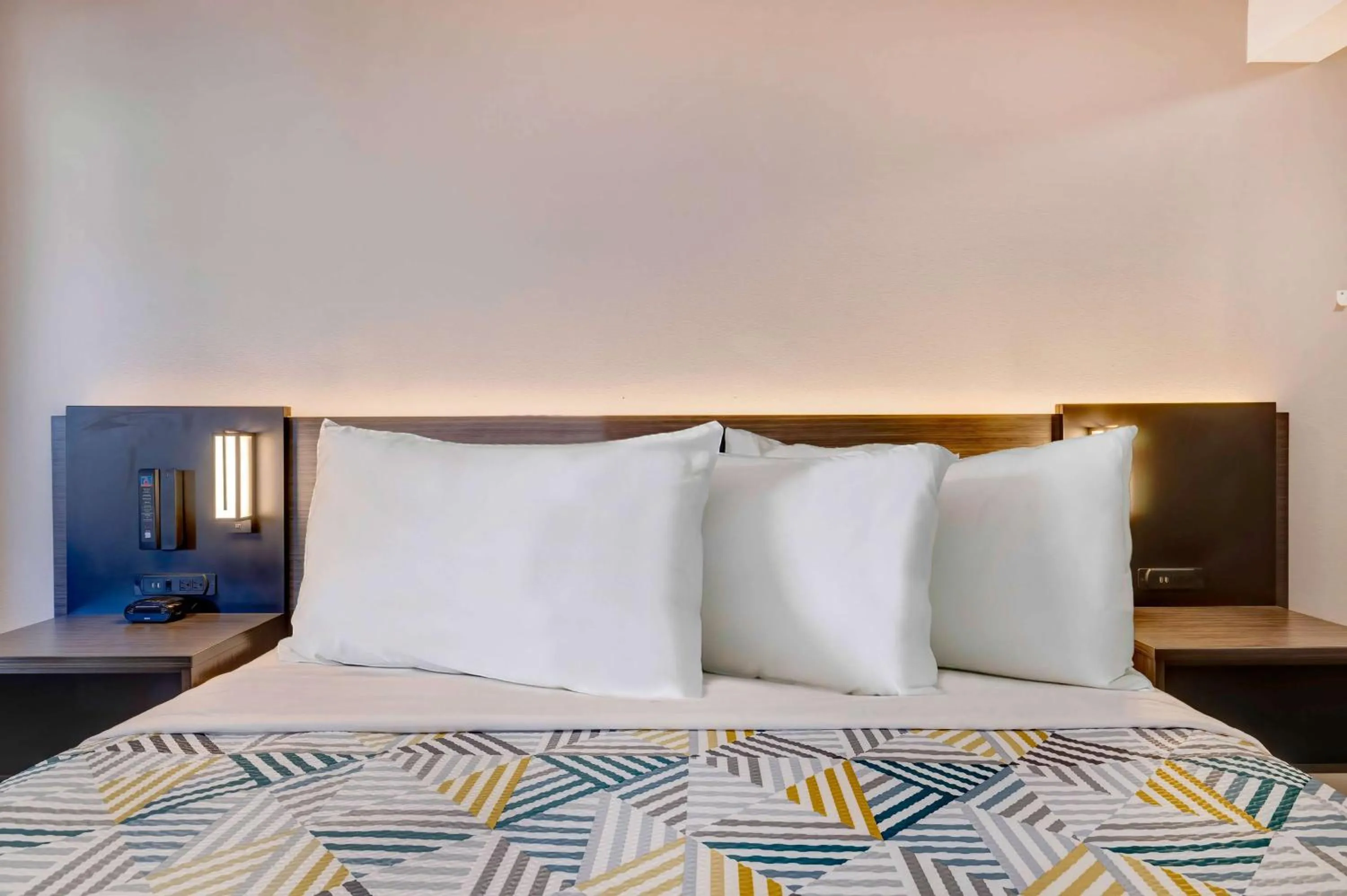 King Room - single occupancy - Non-Smoking in Studio 6 Rock Springs WY Flaming Gorge