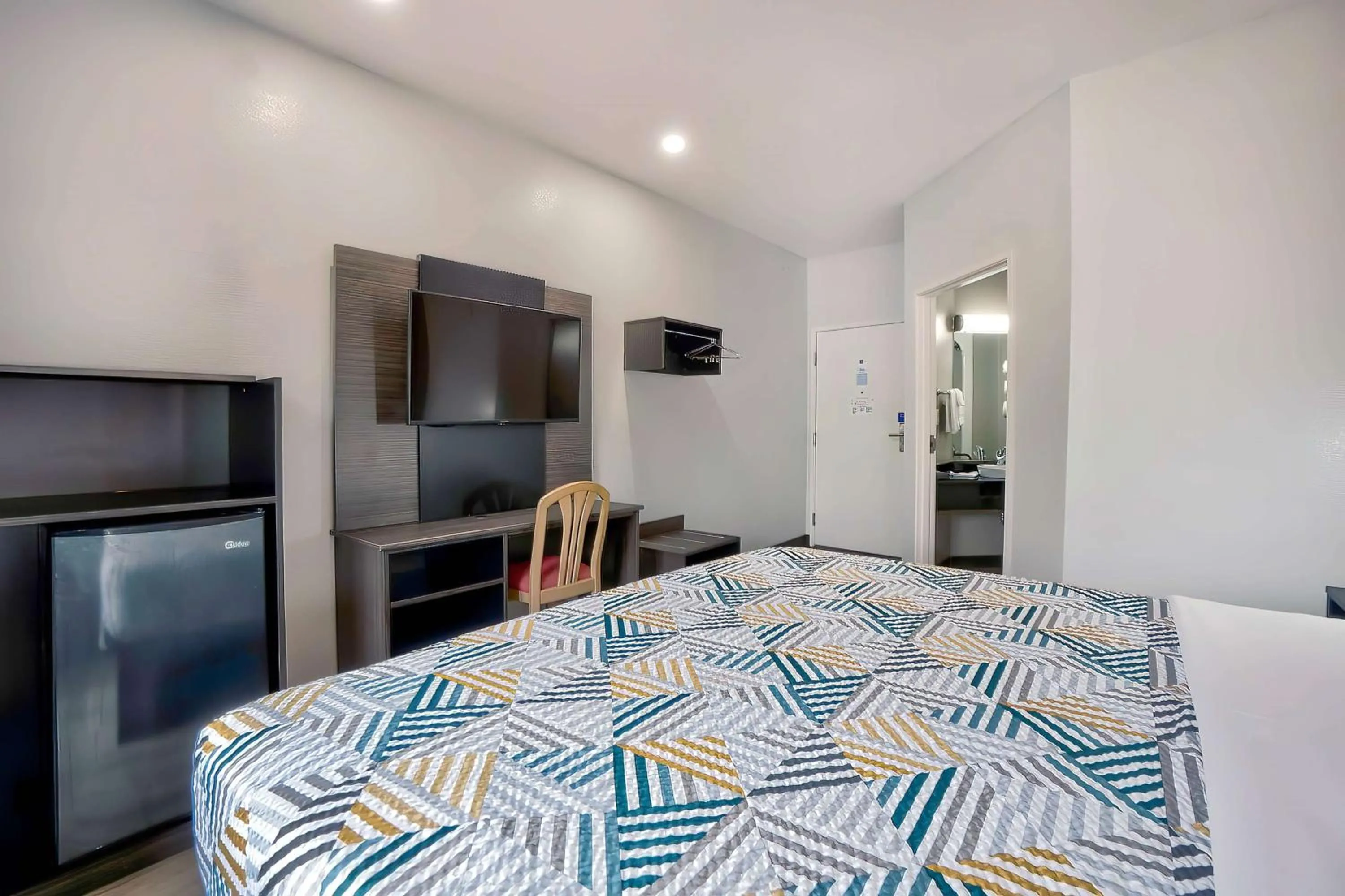 King Room - single occupancy - Non-Smoking in Motel 6-Benbrook, TX - Fort Worth