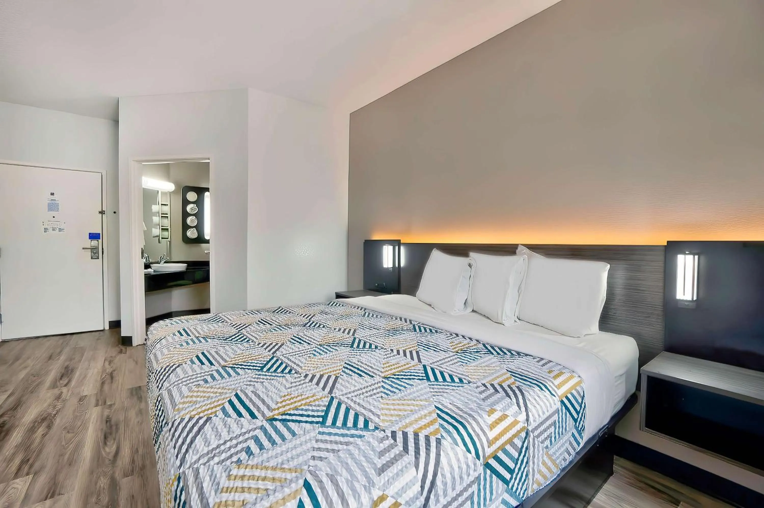 King Room with Roll-in Shower - single occupancy - Disability Access - smoking in Motel 6-Benbrook, TX - Fort Worth