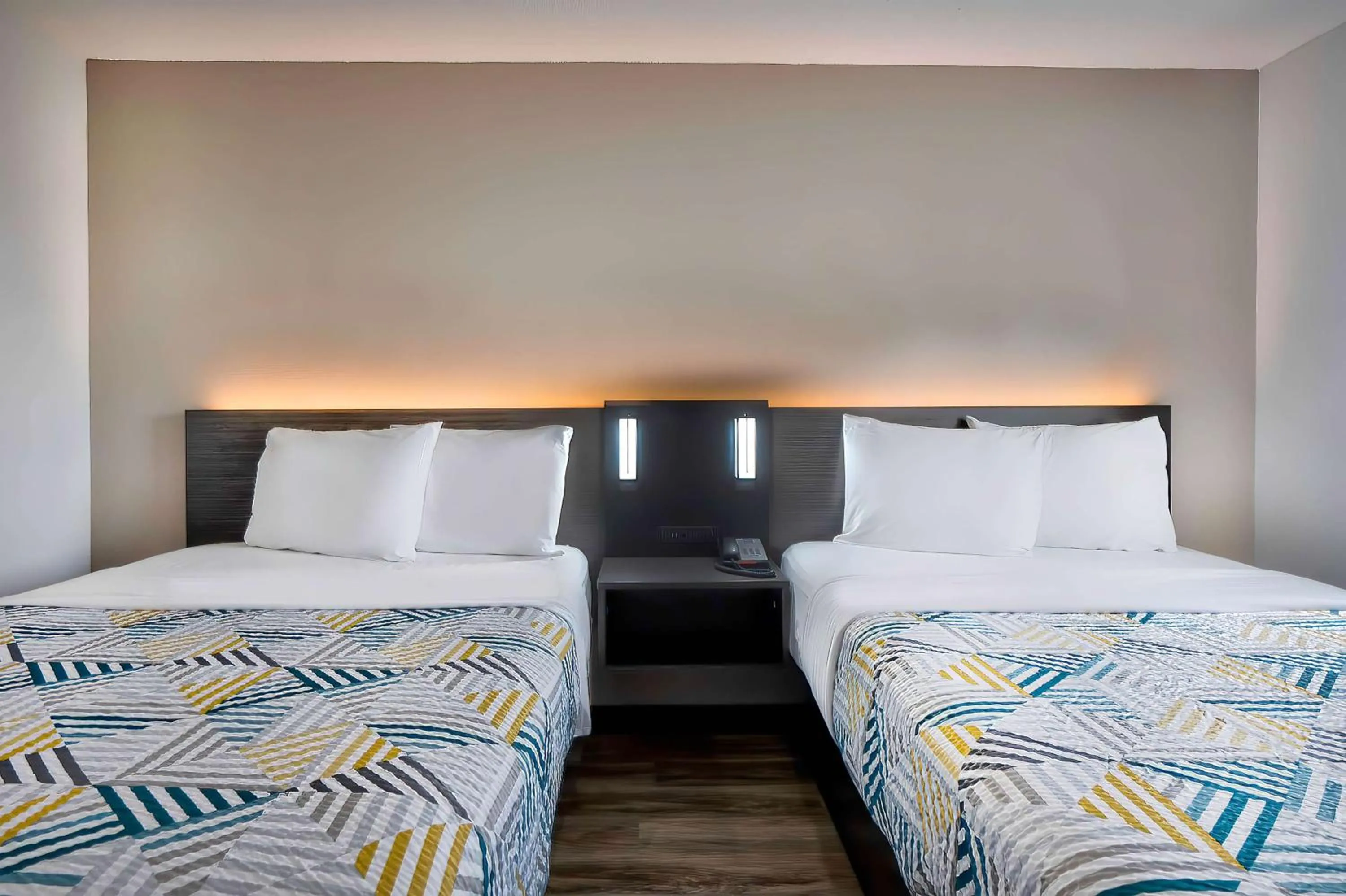 Quadruple Room - single occupancy - Disability Access - Non-Smoking in Motel 6-Benbrook, TX - Fort Worth