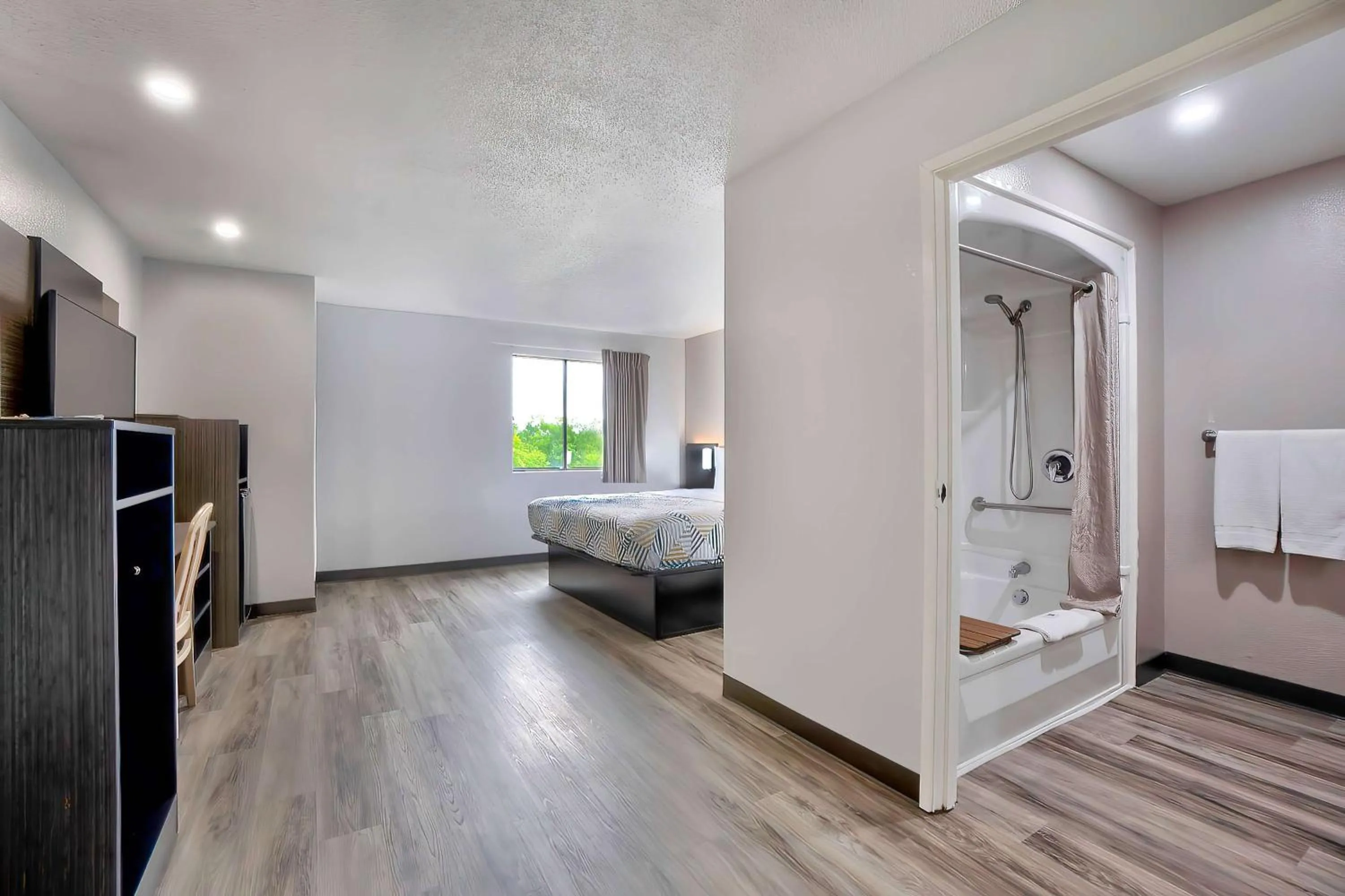 King Room - single occupancy - Disability Access - Non-Smoking in Motel 6-Benbrook, TX - Fort Worth