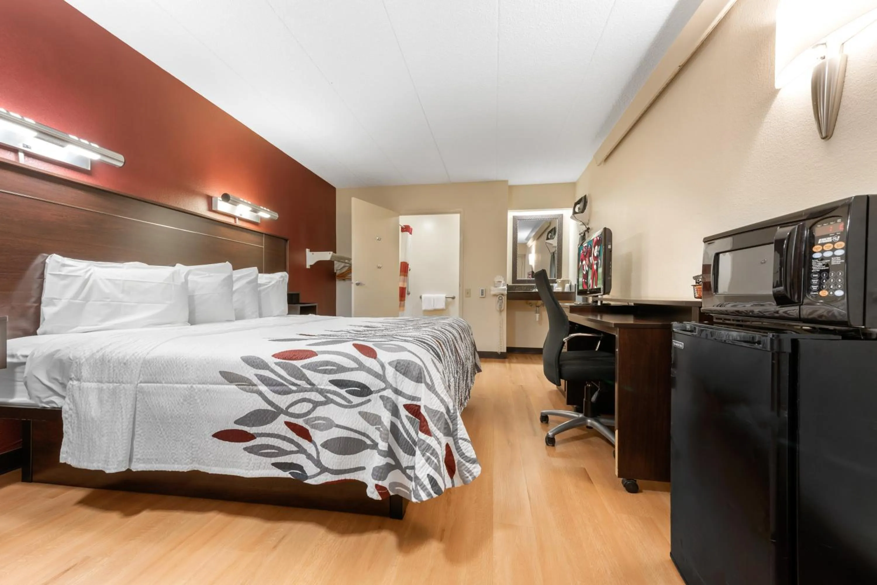 Superior King Room Disability Access Roll-In Shower Non-Smoking in Red Roof Inn Lafayette - Purdue University