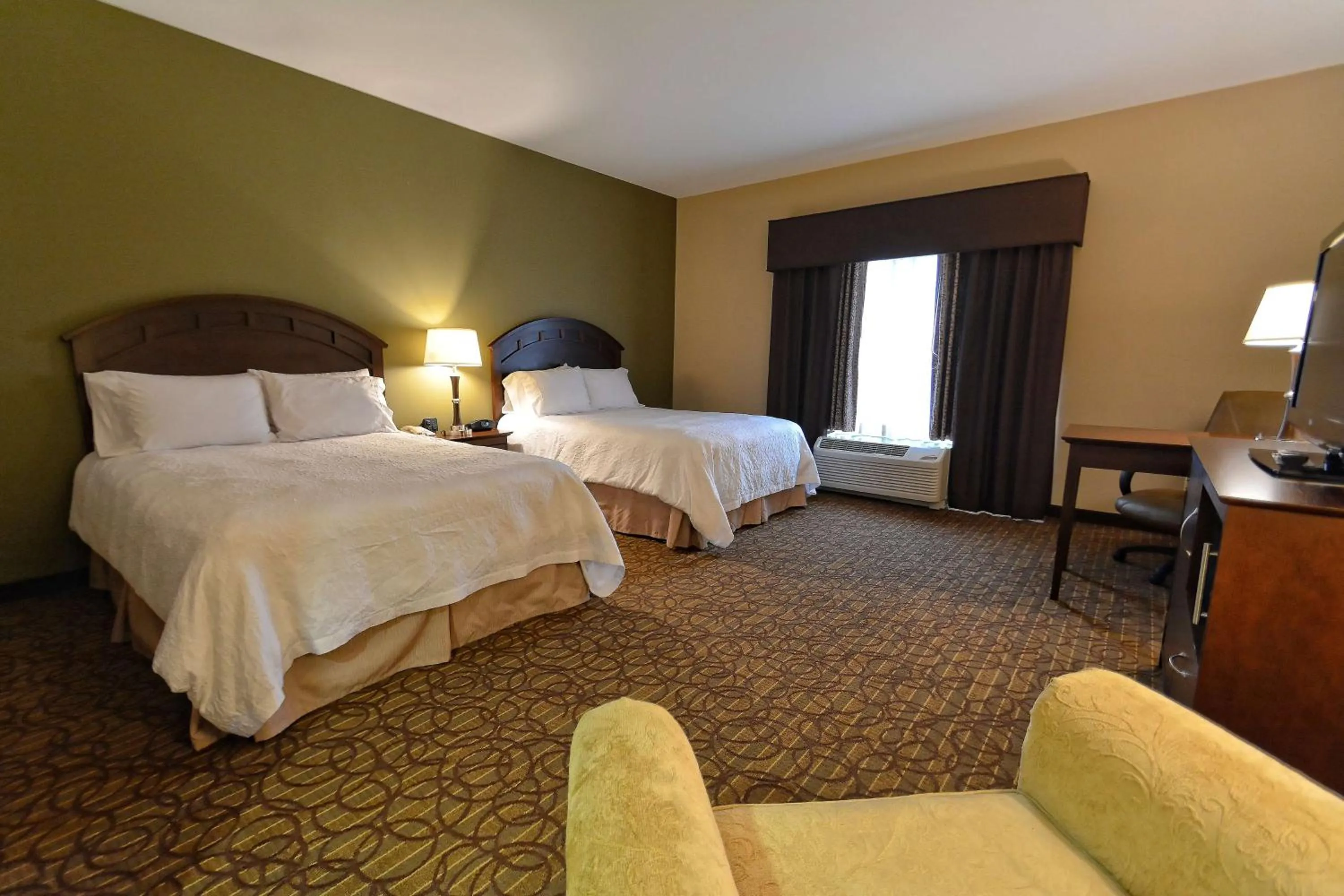 Queen Room with Two Queen Beds - Mobility and Hearing Access/Non-Smoking in Hampton Inn Geneseo