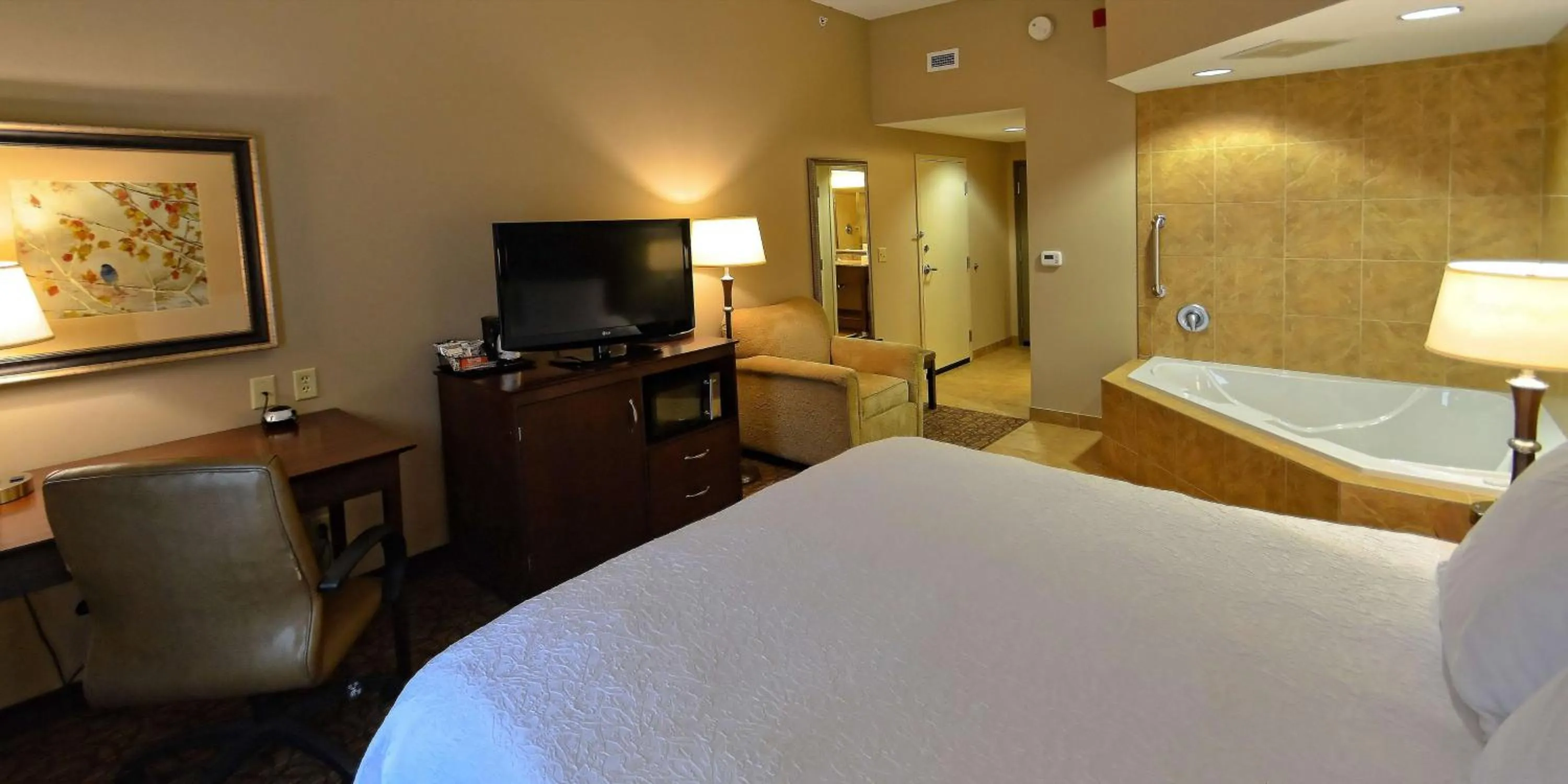 King Room with Spa Bath in Hampton Inn Geneseo