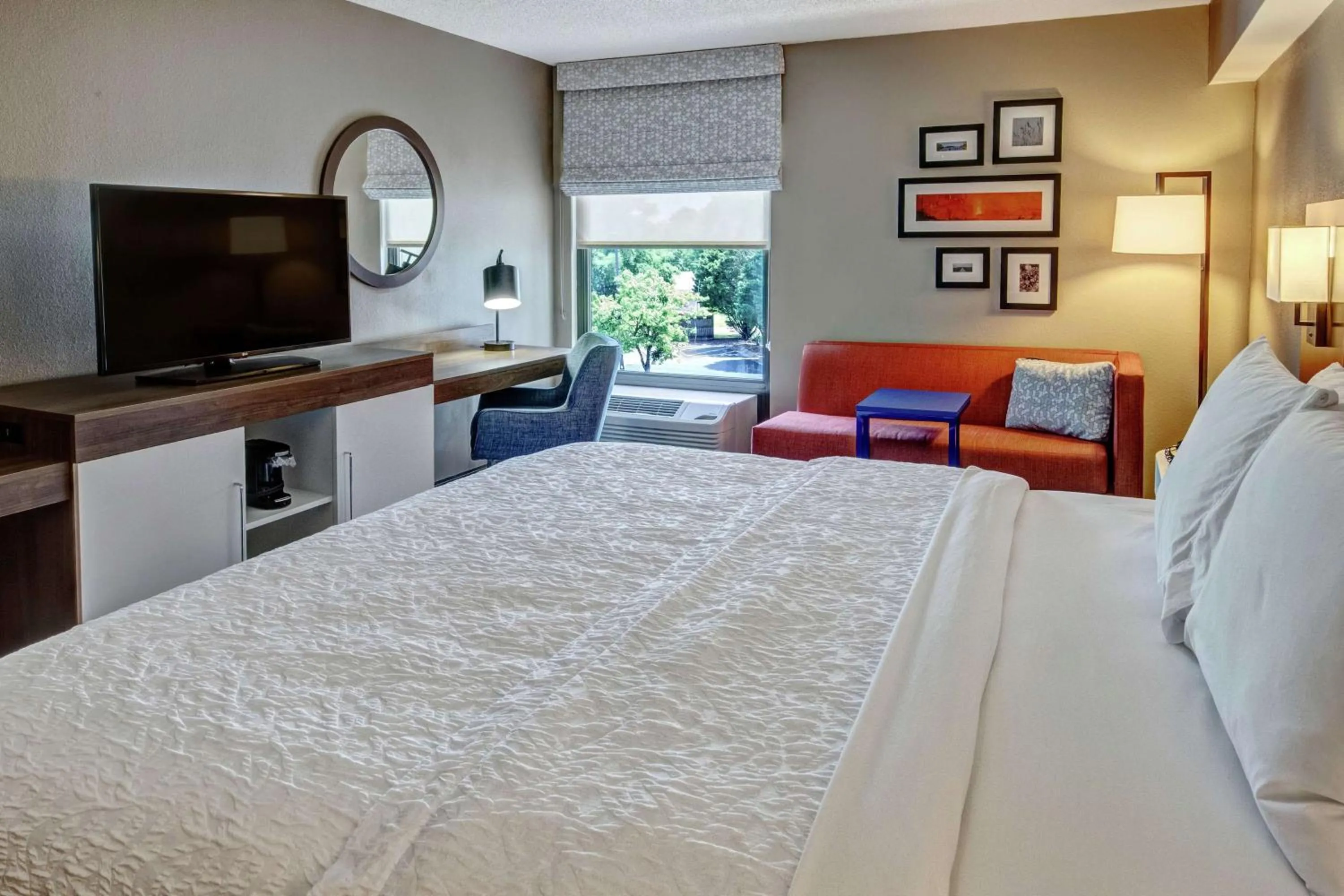 King Room with Pool View - Non-Smoking in Hampton Inn Elizabeth City