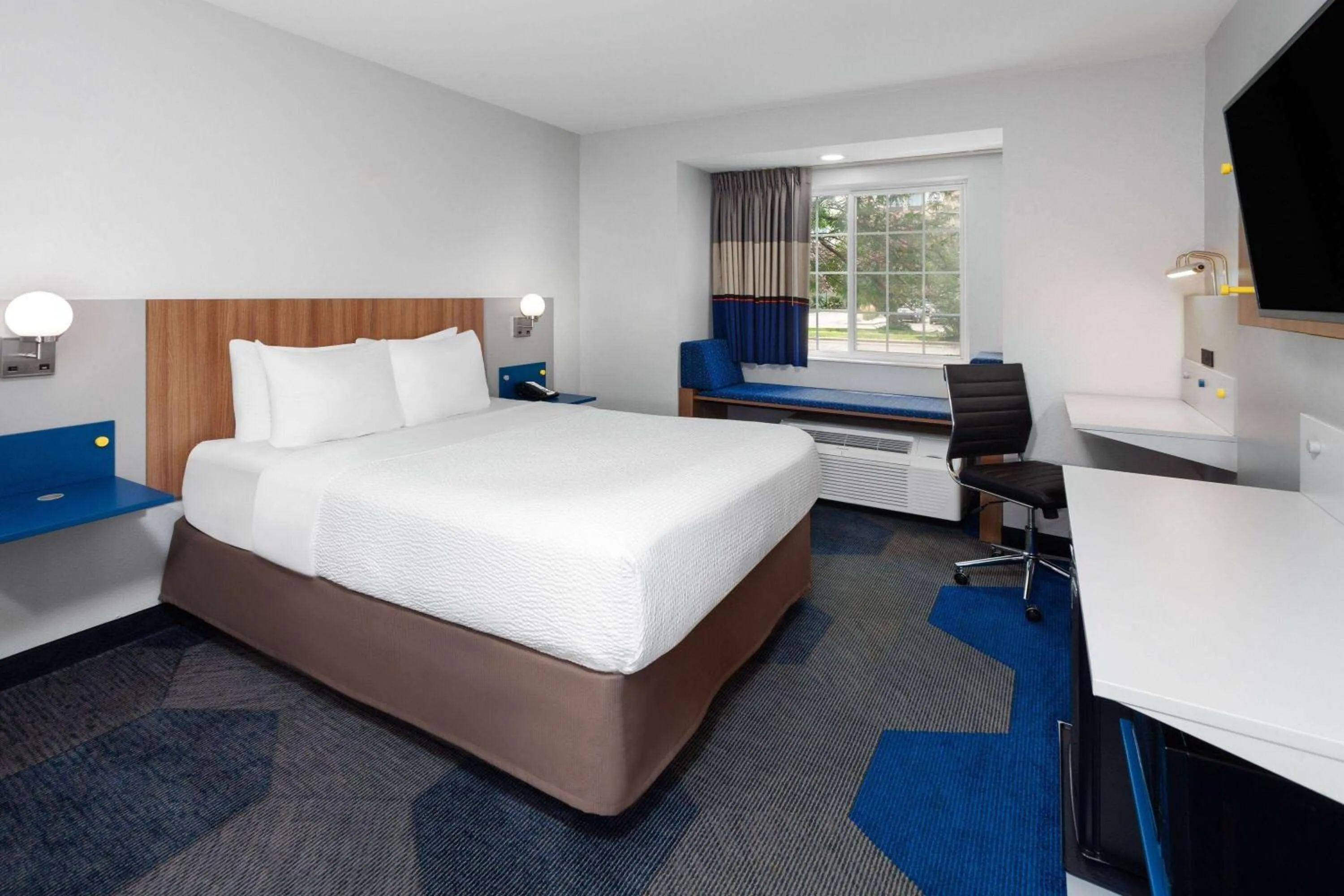 Queen Room - Mobility Access/Non-Smoking in Microtel Inn by Wyndham Janesville