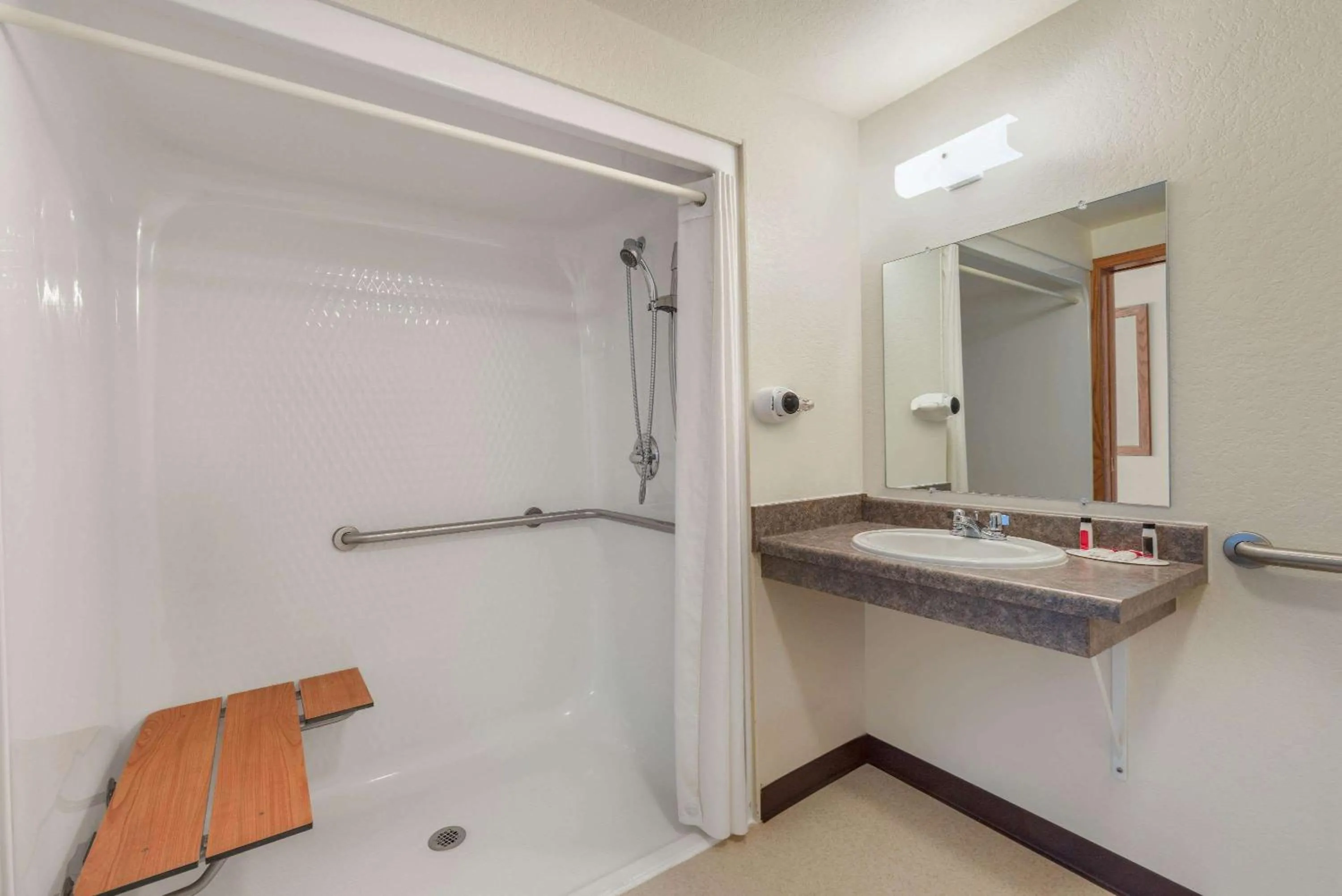 Queen Room - Disability Access/Non-Smoking in Super 8 by Wyndham Hill City/Mt Rushmore/ Area