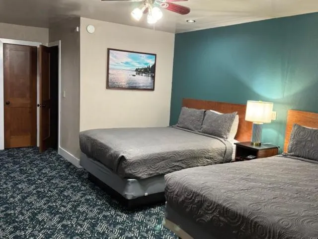 Queen Room with Two Queen Beds (No A/C) in Avalon Lodge South Lake Tahoe